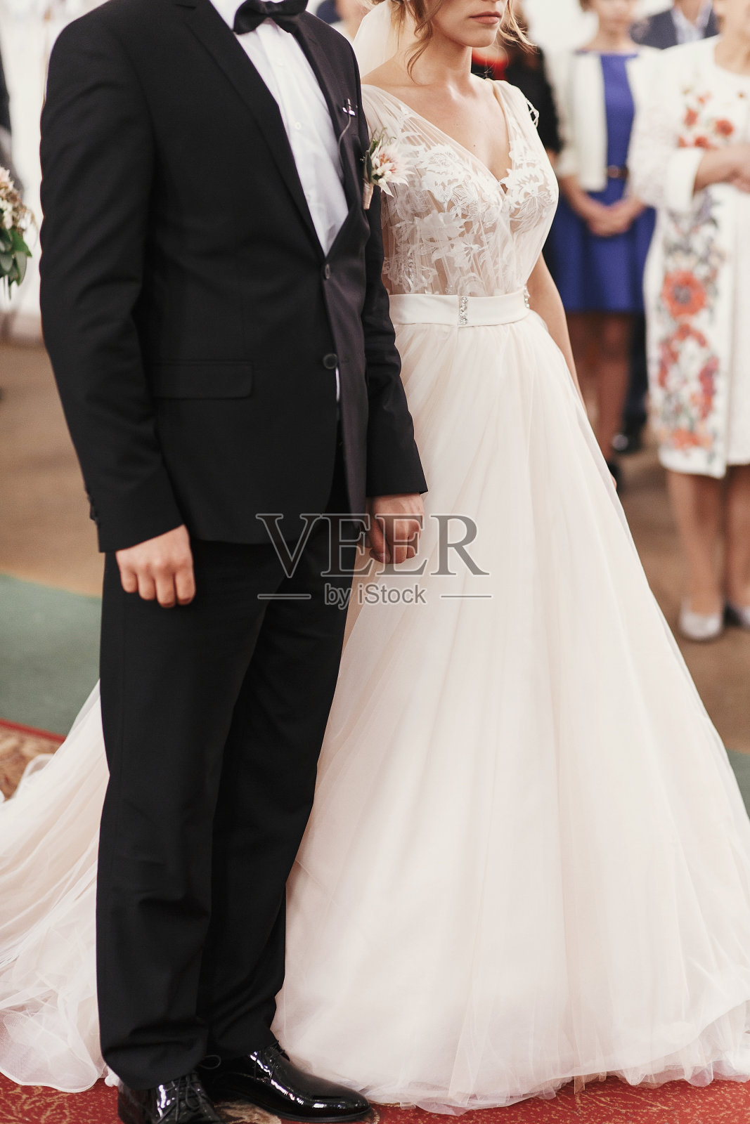 婚礼上，新郎和新娘手牵着手站在一起。精神上的一对。在教堂举行婚礼。情感的浪漫时刻照片摄影图片