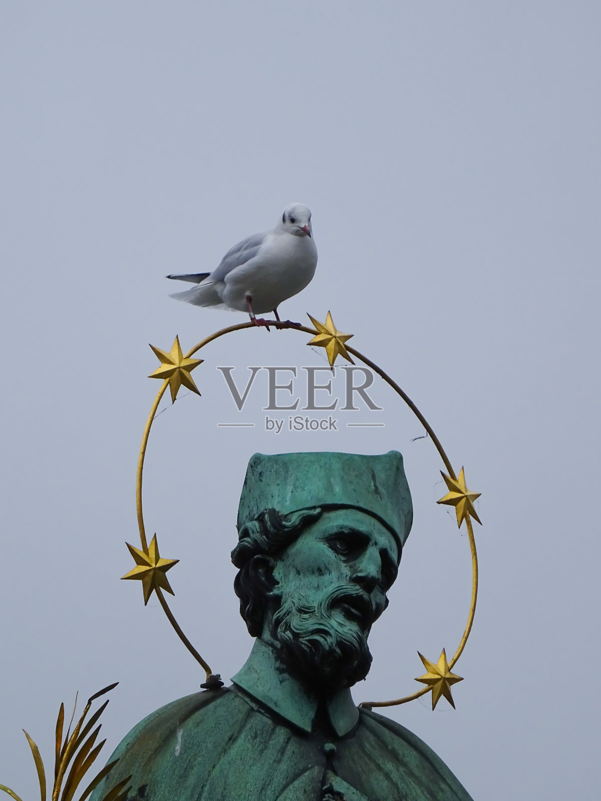 布拉格查尔斯桥内波慕克约翰雕像的细节照片摄影图片