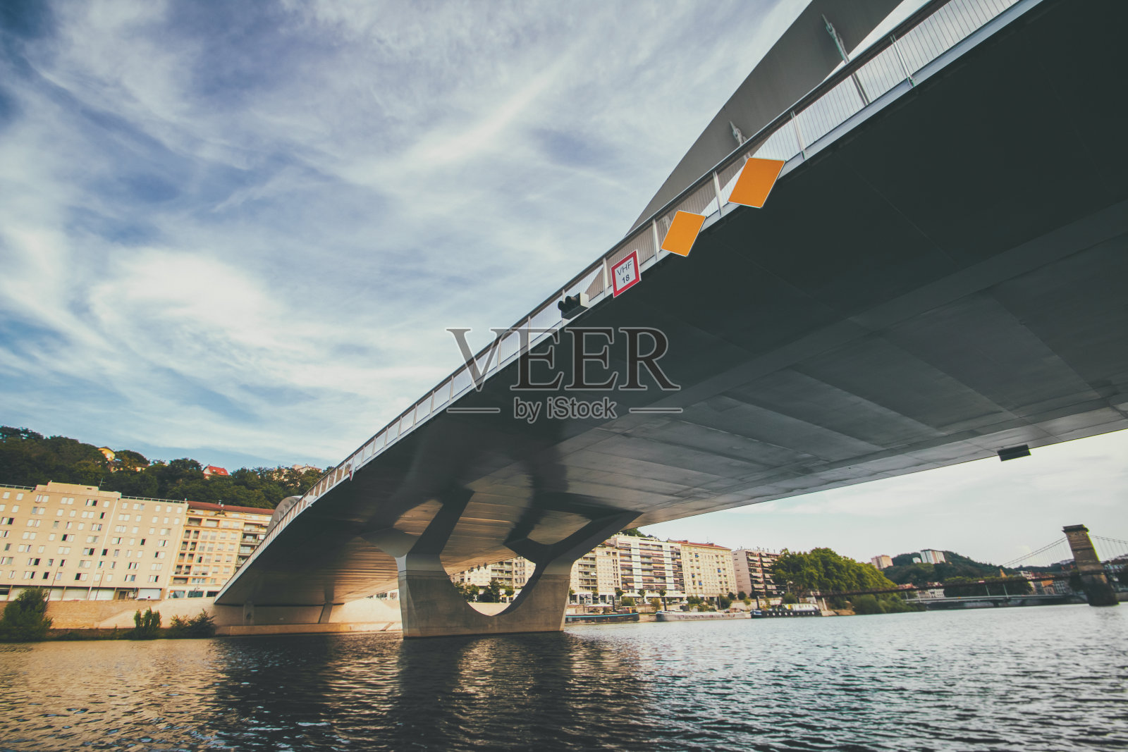 从小船上看舒曼桥横跨法国里昂市维斯附近的索恩河照片摄影图片