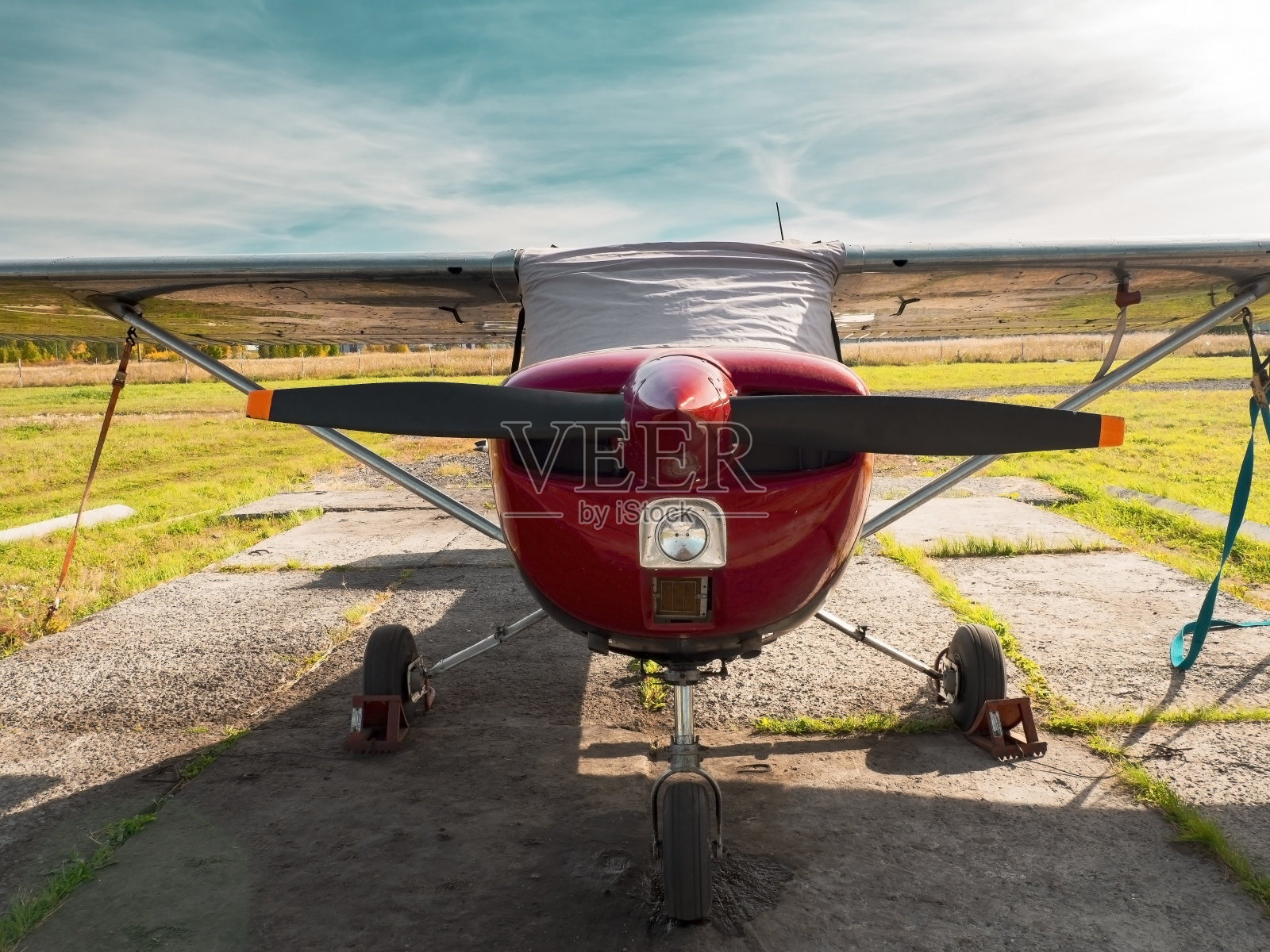 快速运动飞机在跑道上的观点照片摄影图片