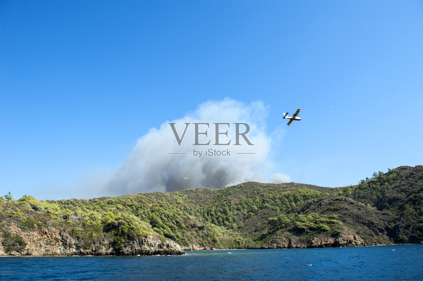 消防飞机和消防队员照片摄影图片