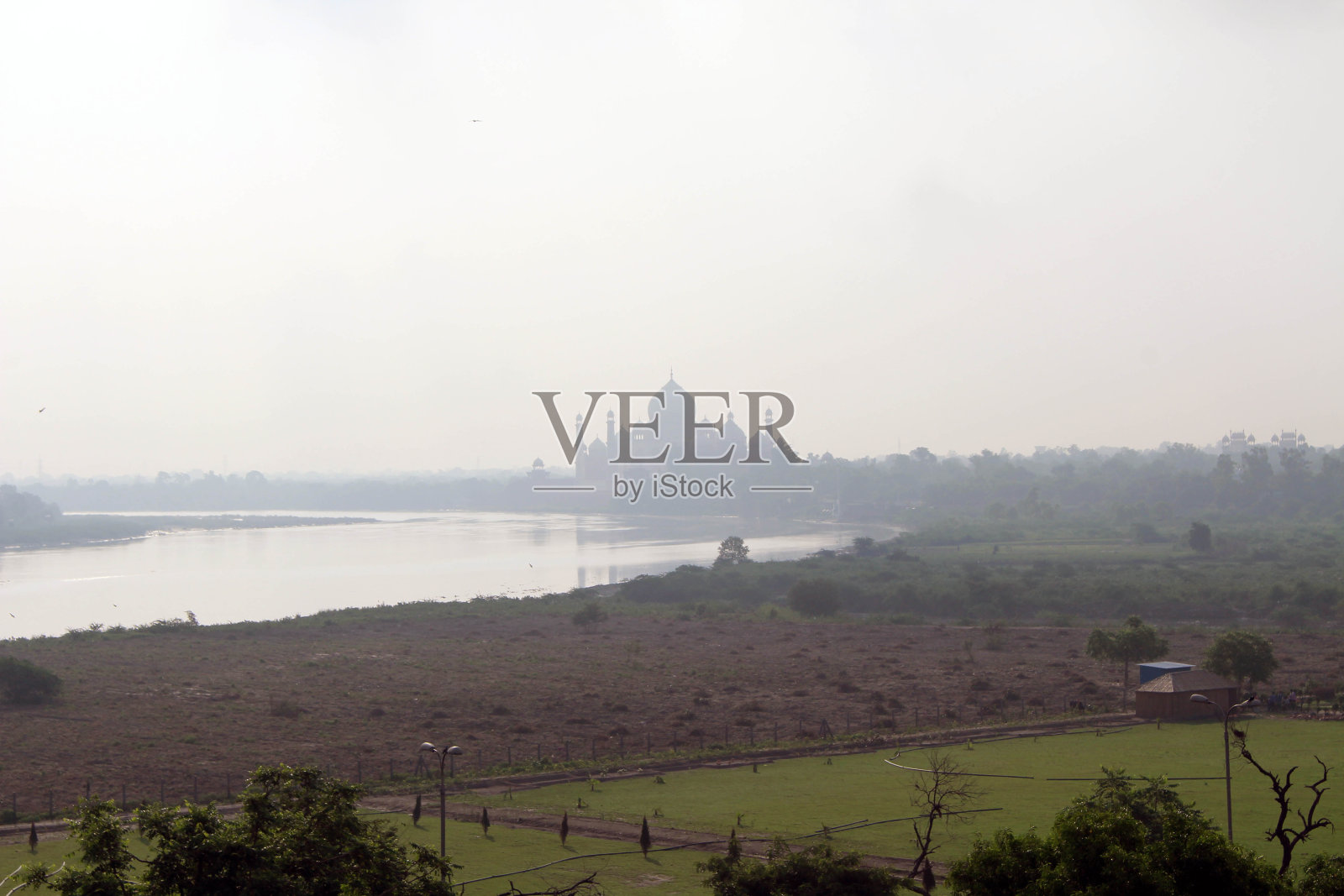 从阿格拉堡可以看到河边的泰姬陵。照片摄影图片