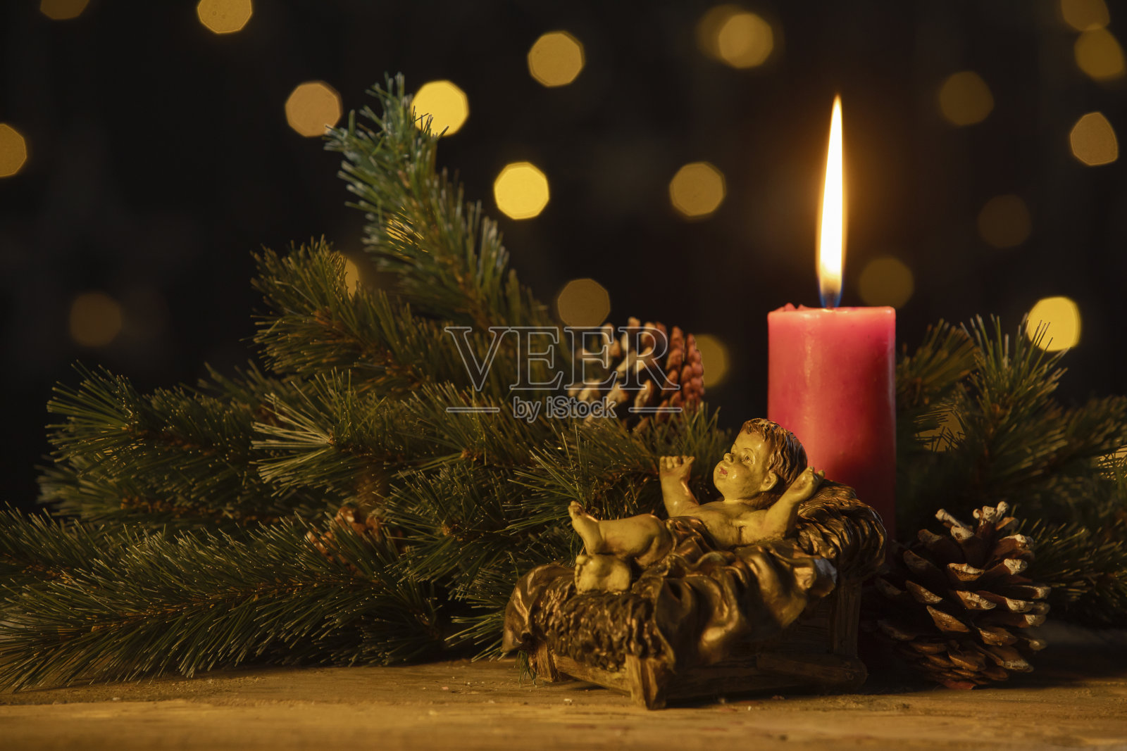 有小耶稣雕像的圣诞蜡烛照片摄影图片