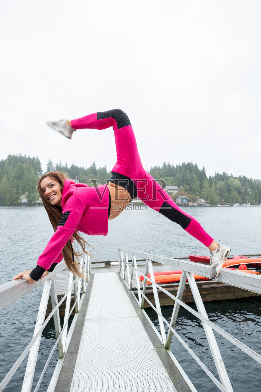 健康年轻女子在码头坡道上锻炼和伸展照片摄影图片