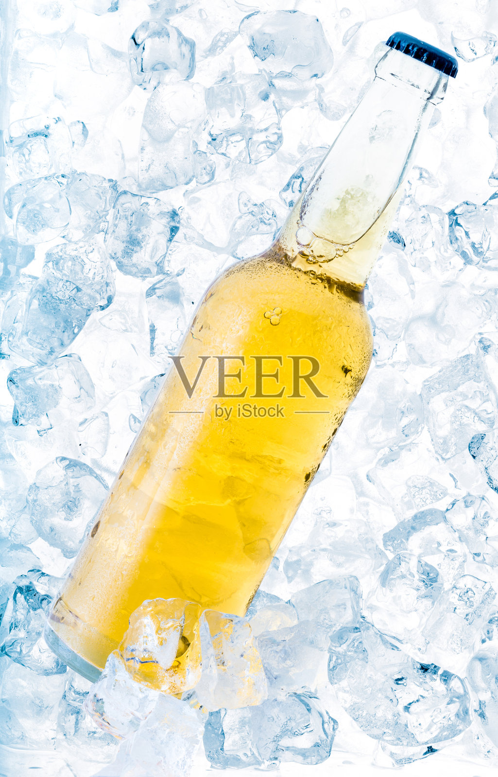 一瓶清凉的冰块饮料。照片摄影图片