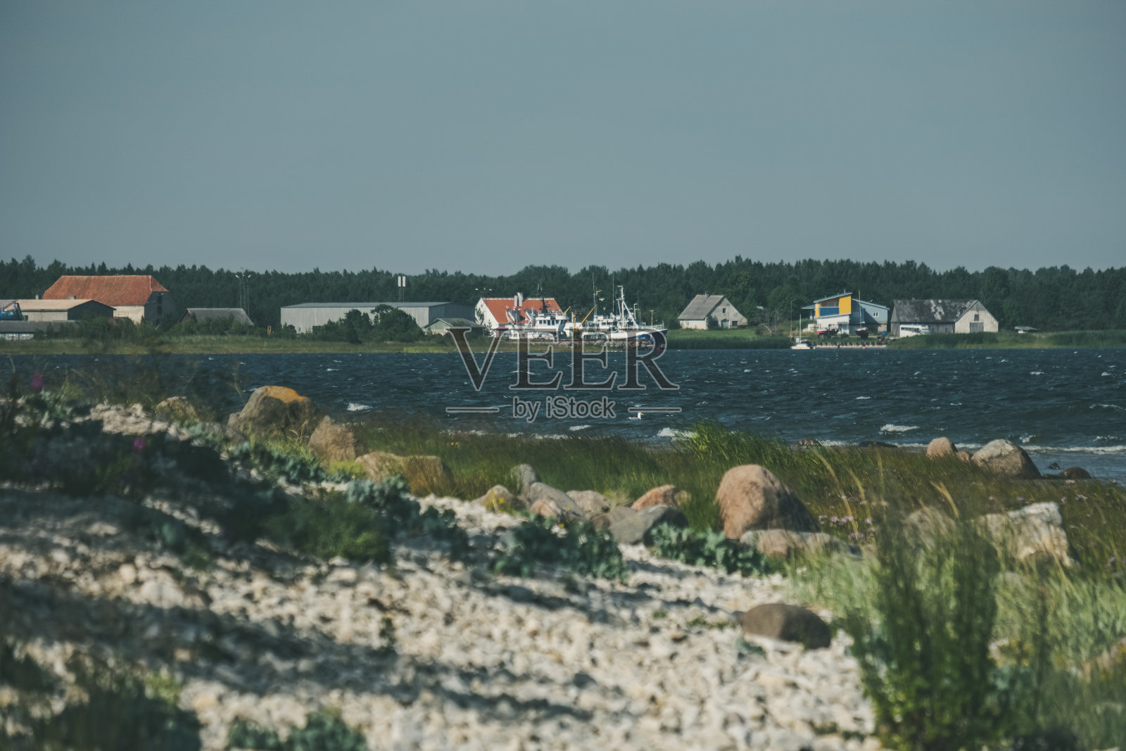 岩石海滩与海浪和阳光明媚的日子-复古的外观照片摄影图片