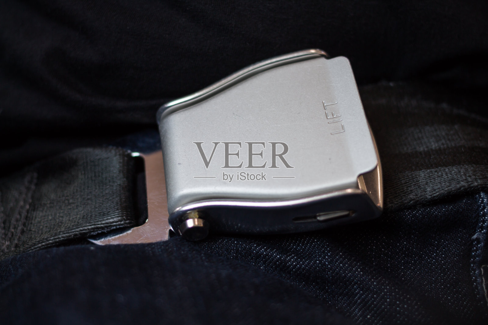 在飞机上系安全带。照片摄影图片