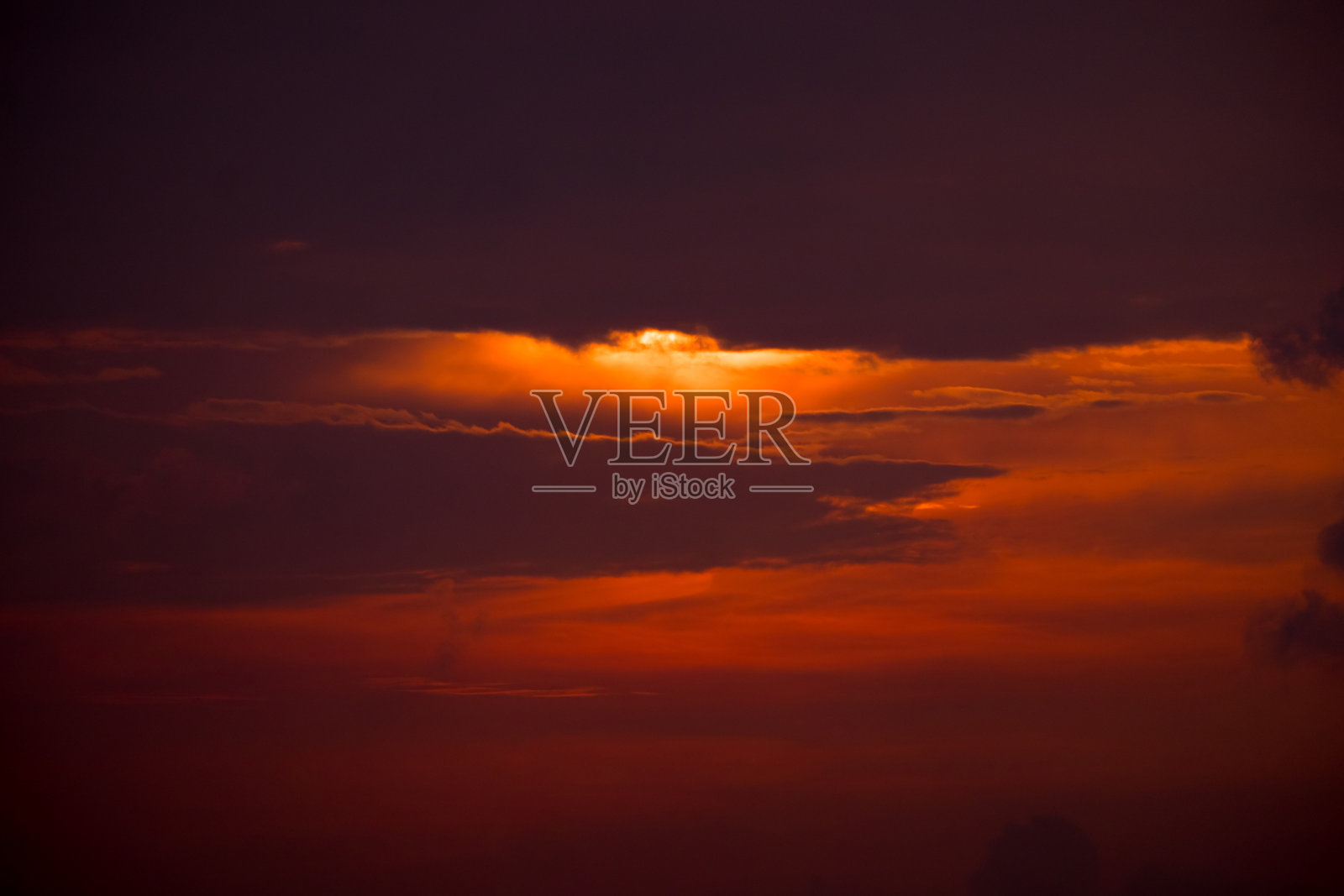 清晨的红天空，太阳藏在云后，成为自然的背景照片摄影图片