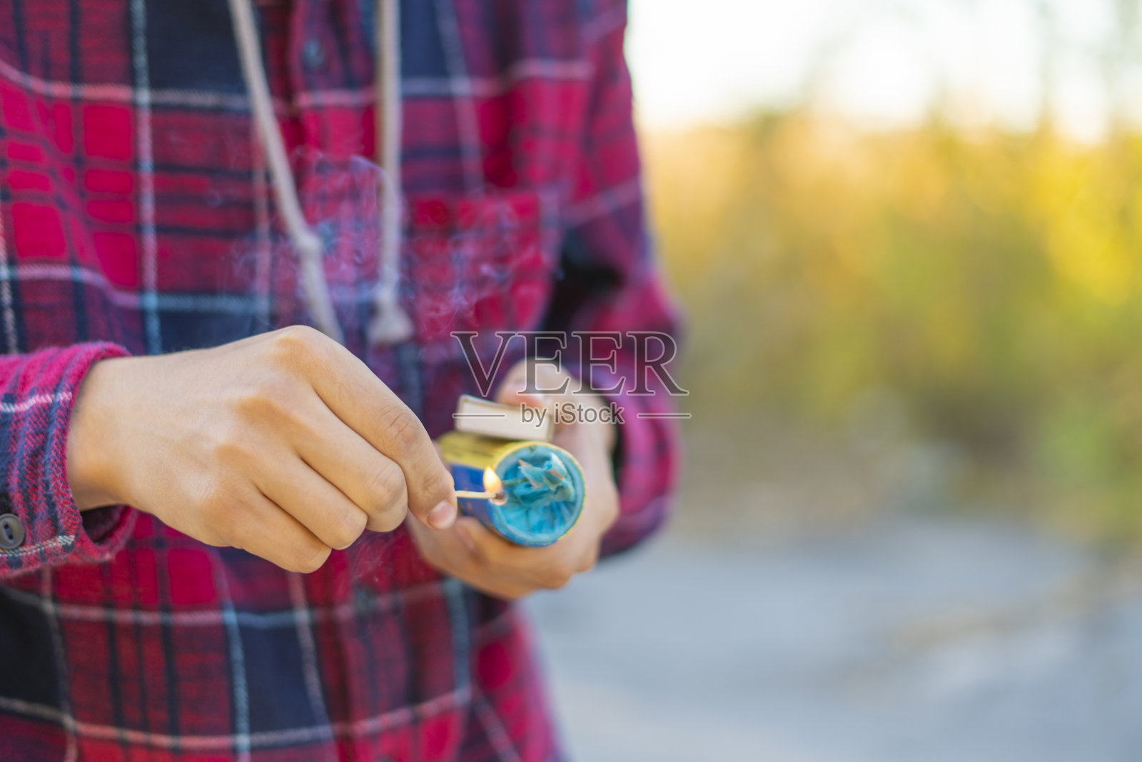 近距离观察年轻快乐的青少年在街道公园放鞭炮在一个夏天的一天照片摄影图片