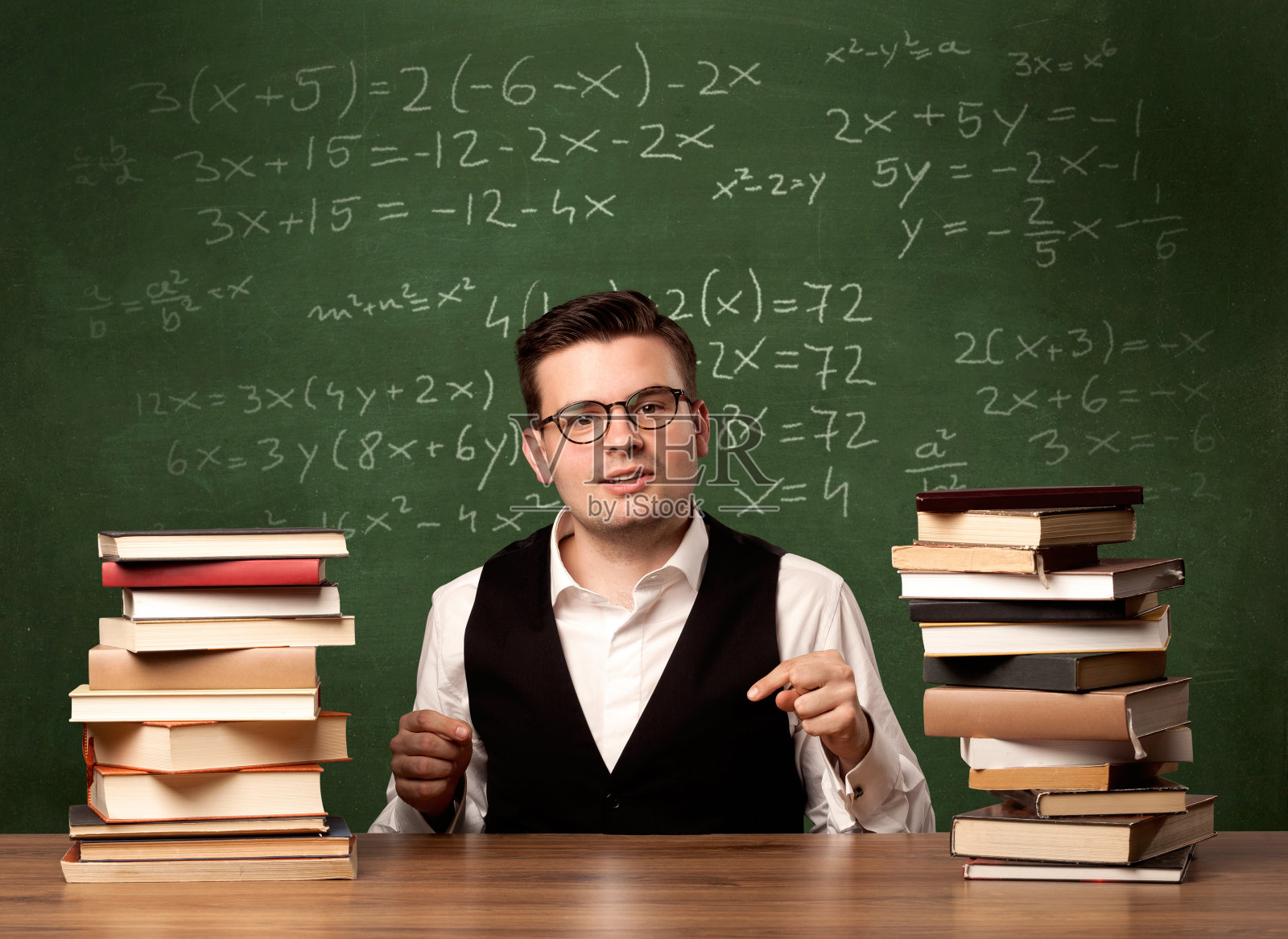 坐着的数学老师照片摄影图片