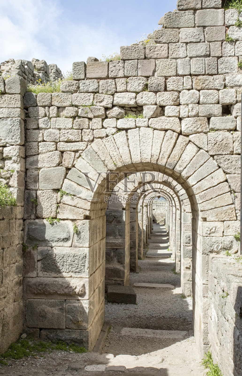 图拉真神庙在一个美丽的春日，在古城佩加蒙，土耳其的贝尔加马照片摄影图片