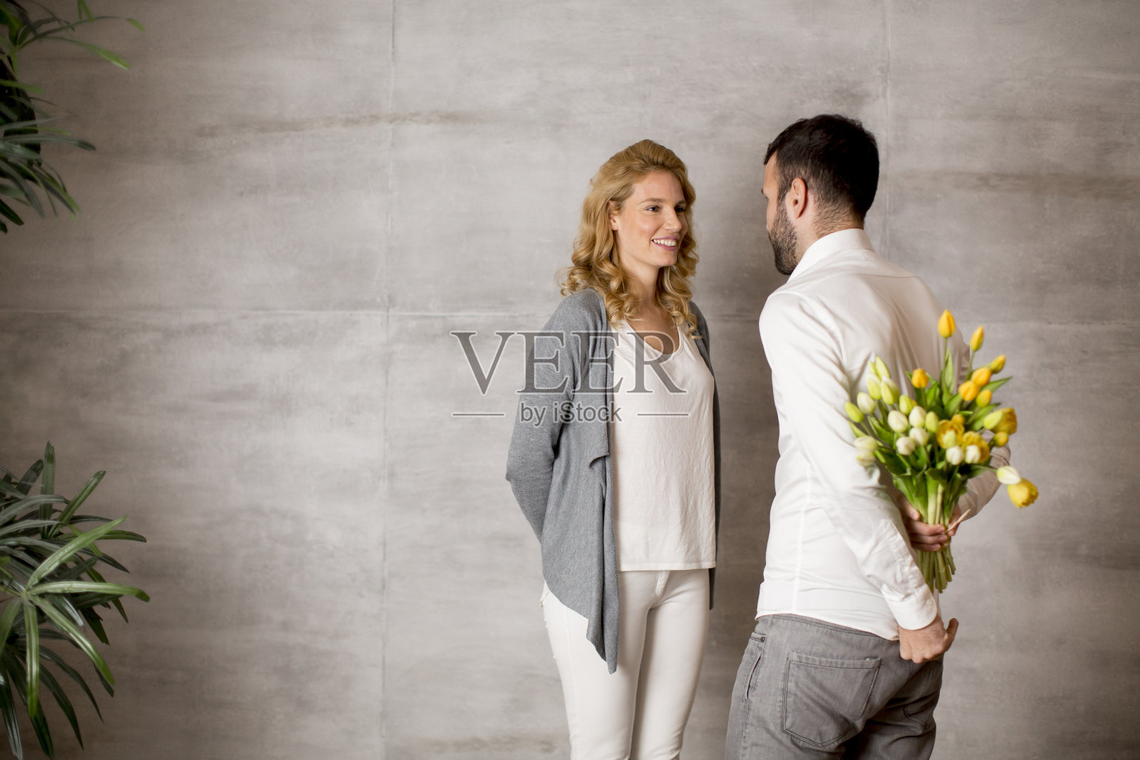 男子送给女友一束黄色郁金香照片摄影图片