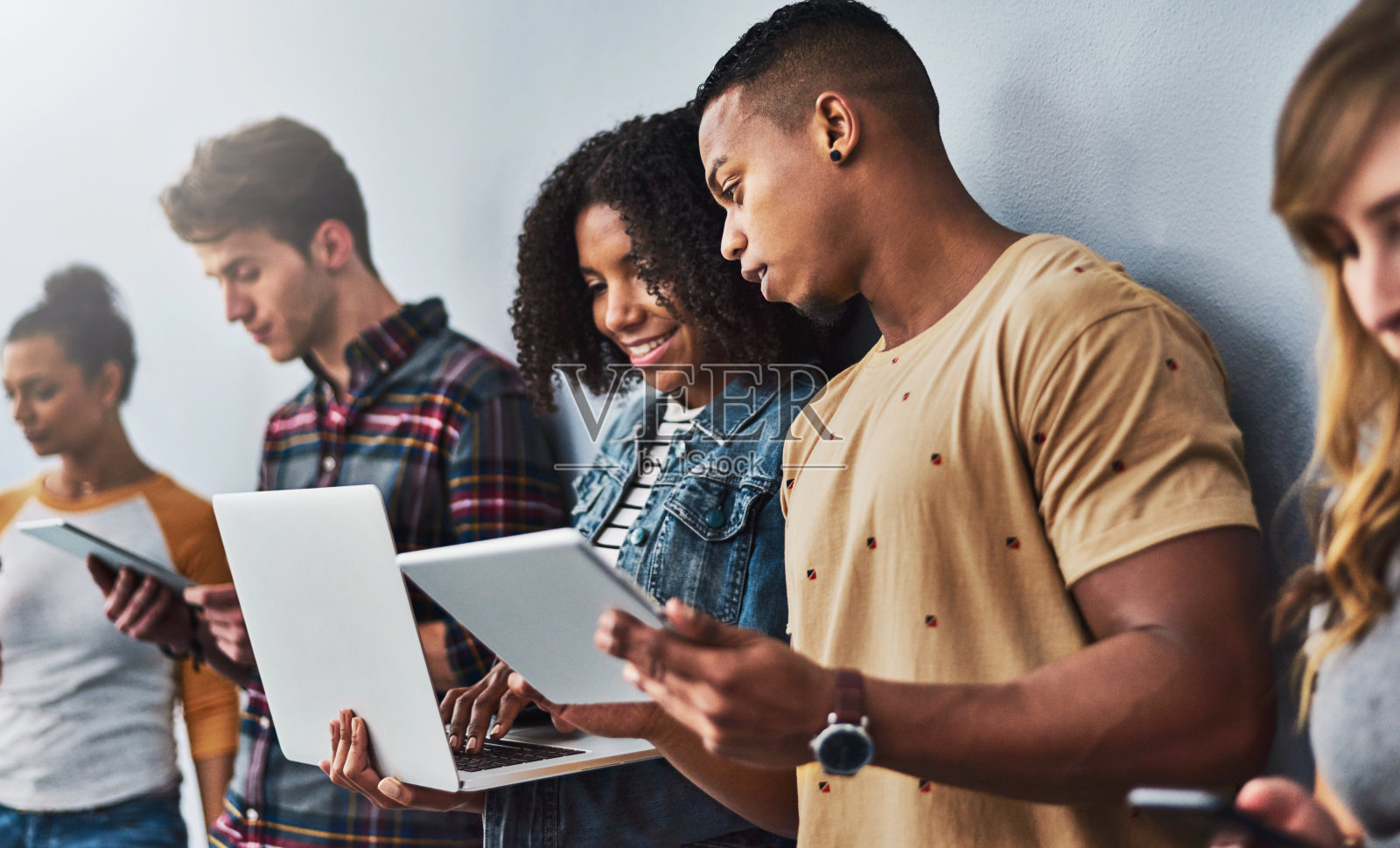 千禧一代是科技的最大支持者照片摄影图片