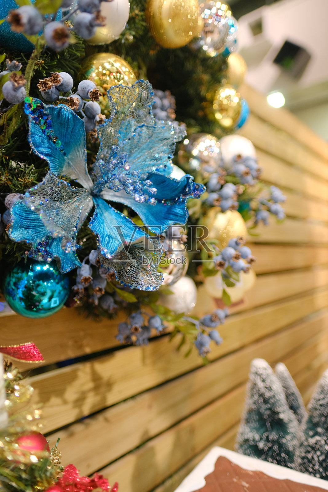 圣诞树装饰用闪光球的节日照片摄影图片