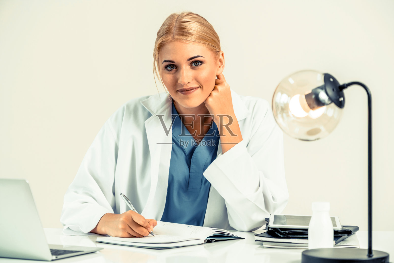 医院里的医生正在写医疗报告。照片摄影图片