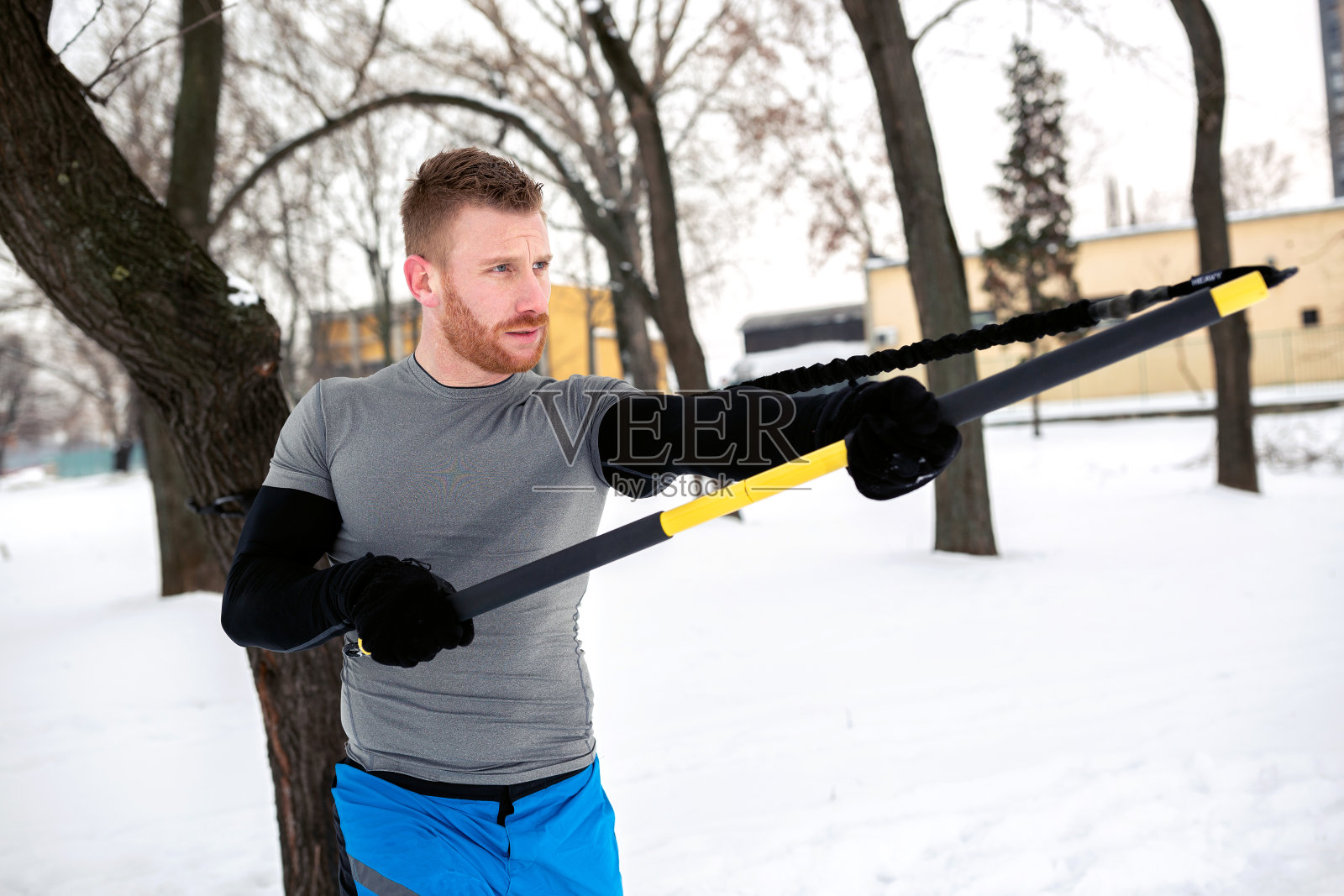 运动员剧烈的横向摆动照片摄影图片
