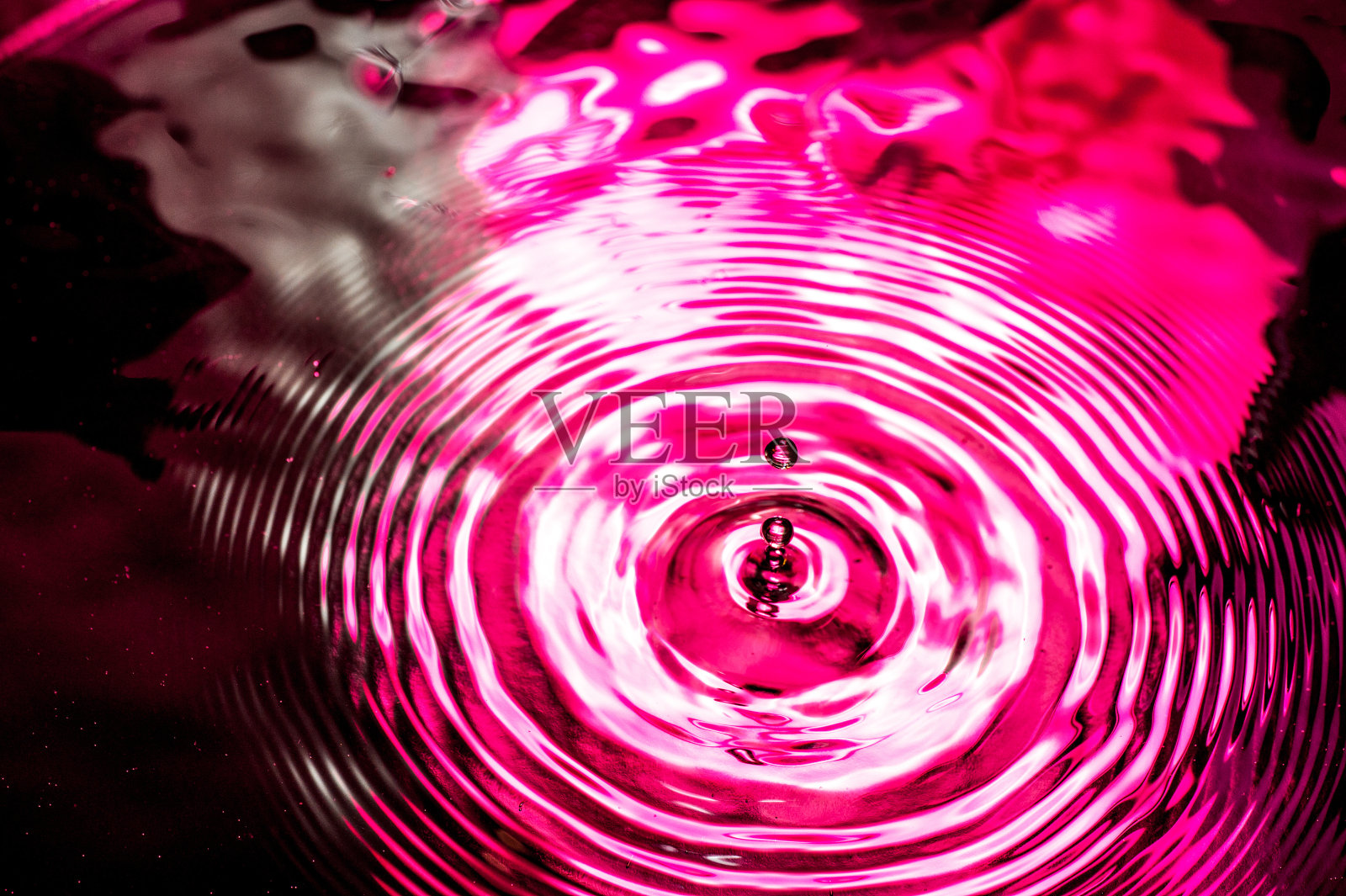 水滴在五彩缤纷的水面上荡漾照片摄影图片