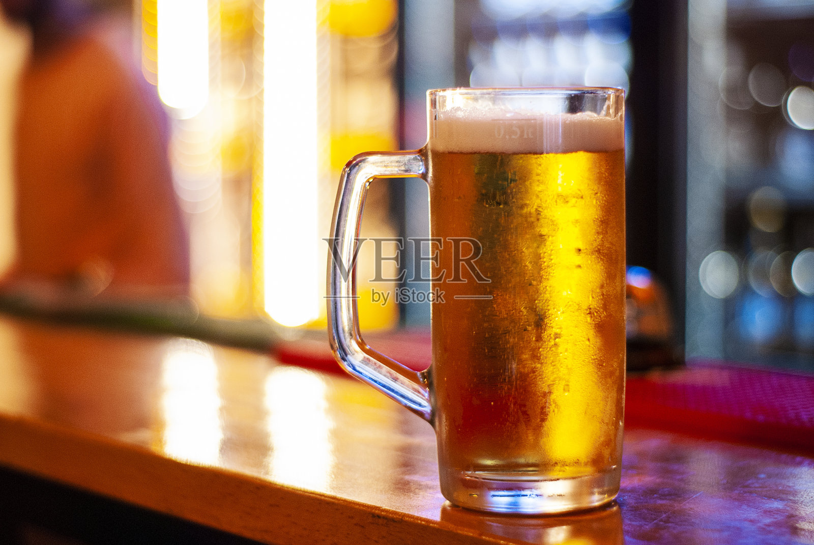 一杯新鲜啤酒照片摄影图片