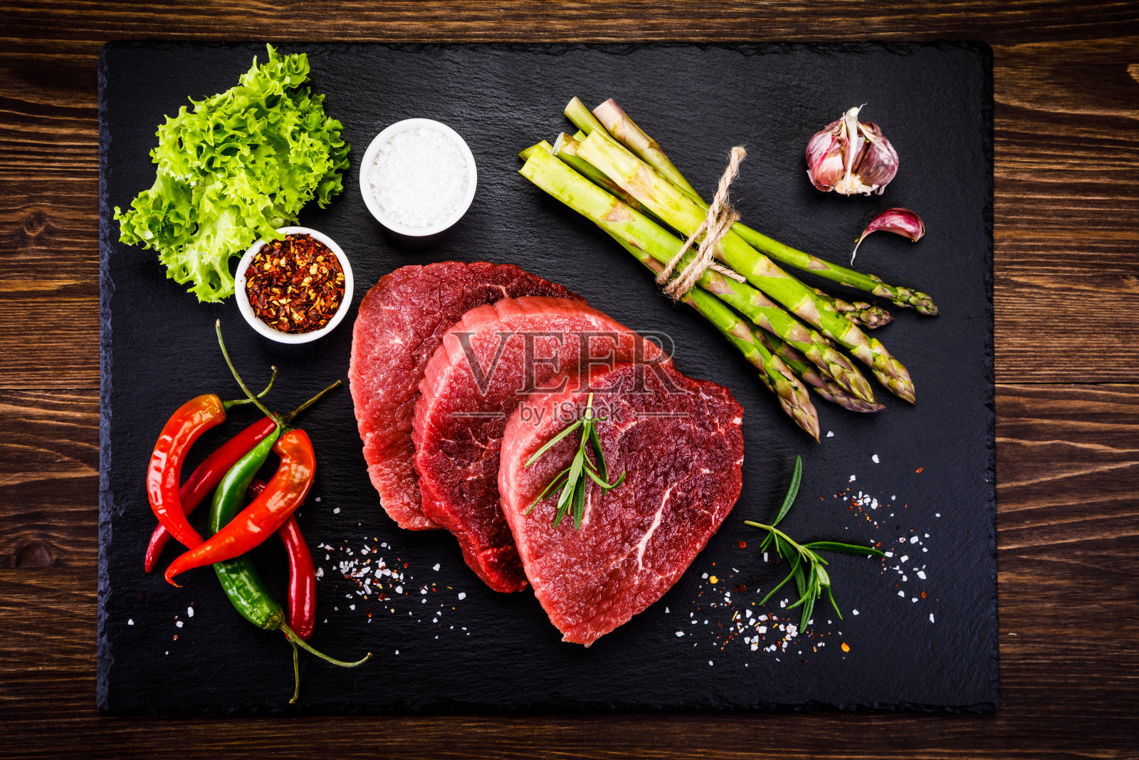 切板上的新鲜生牛肉照片摄影图片