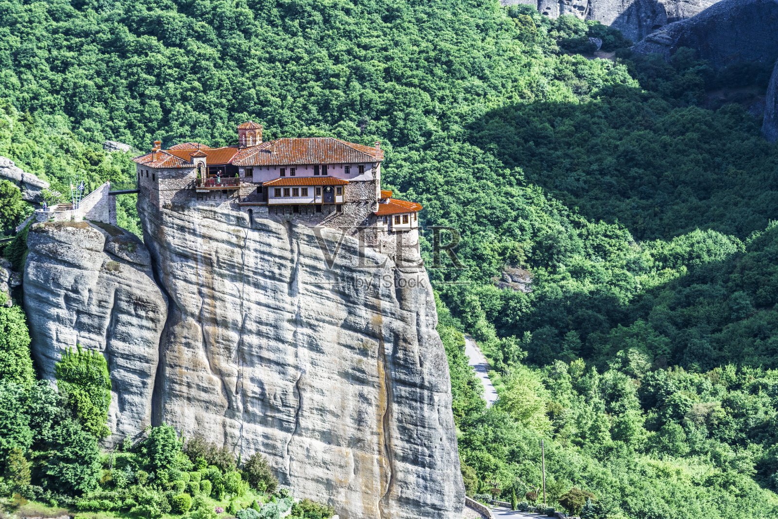 在山顶的东正教修道院照片摄影图片