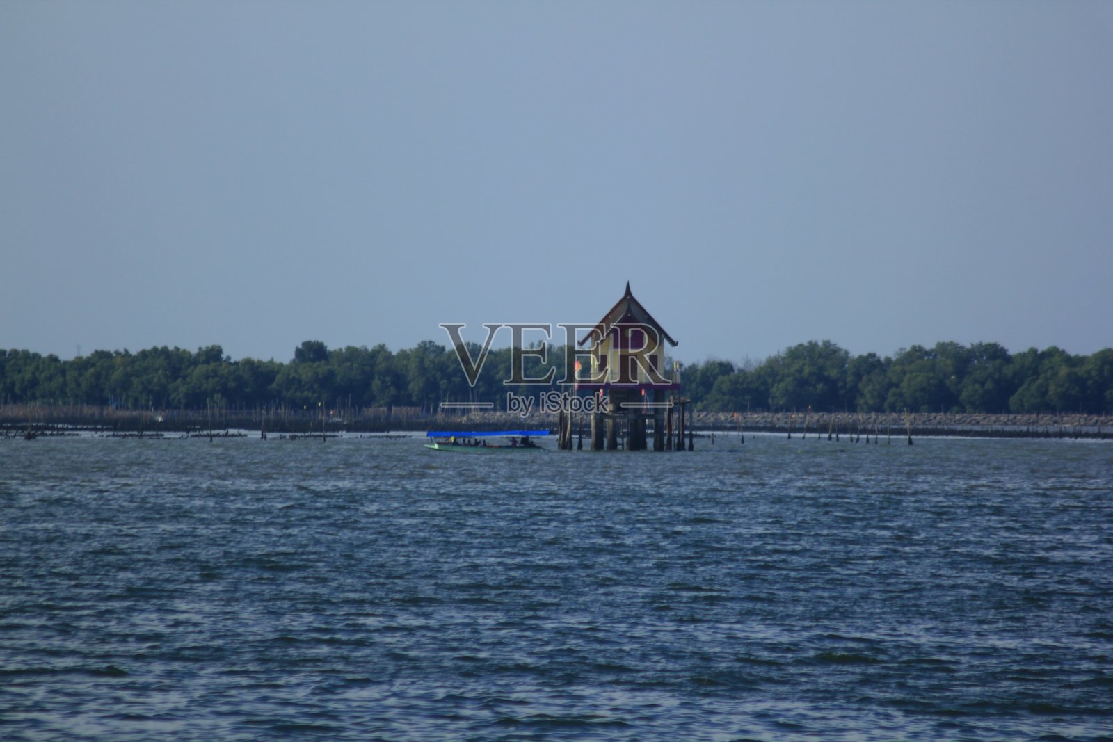 海里的废弃建筑照片摄影图片