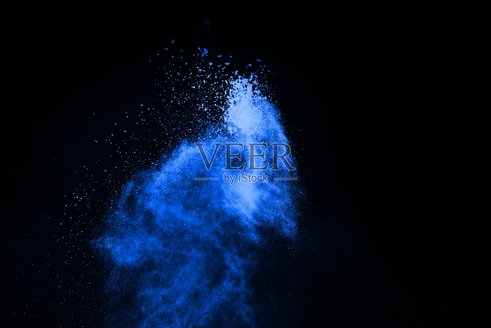 抽象的蓝色粉末溅射背景，冷冻运动的彩色粉末爆炸/投掷彩色粉末，彩色闪光纹理在黑色的背景。照片摄影图片