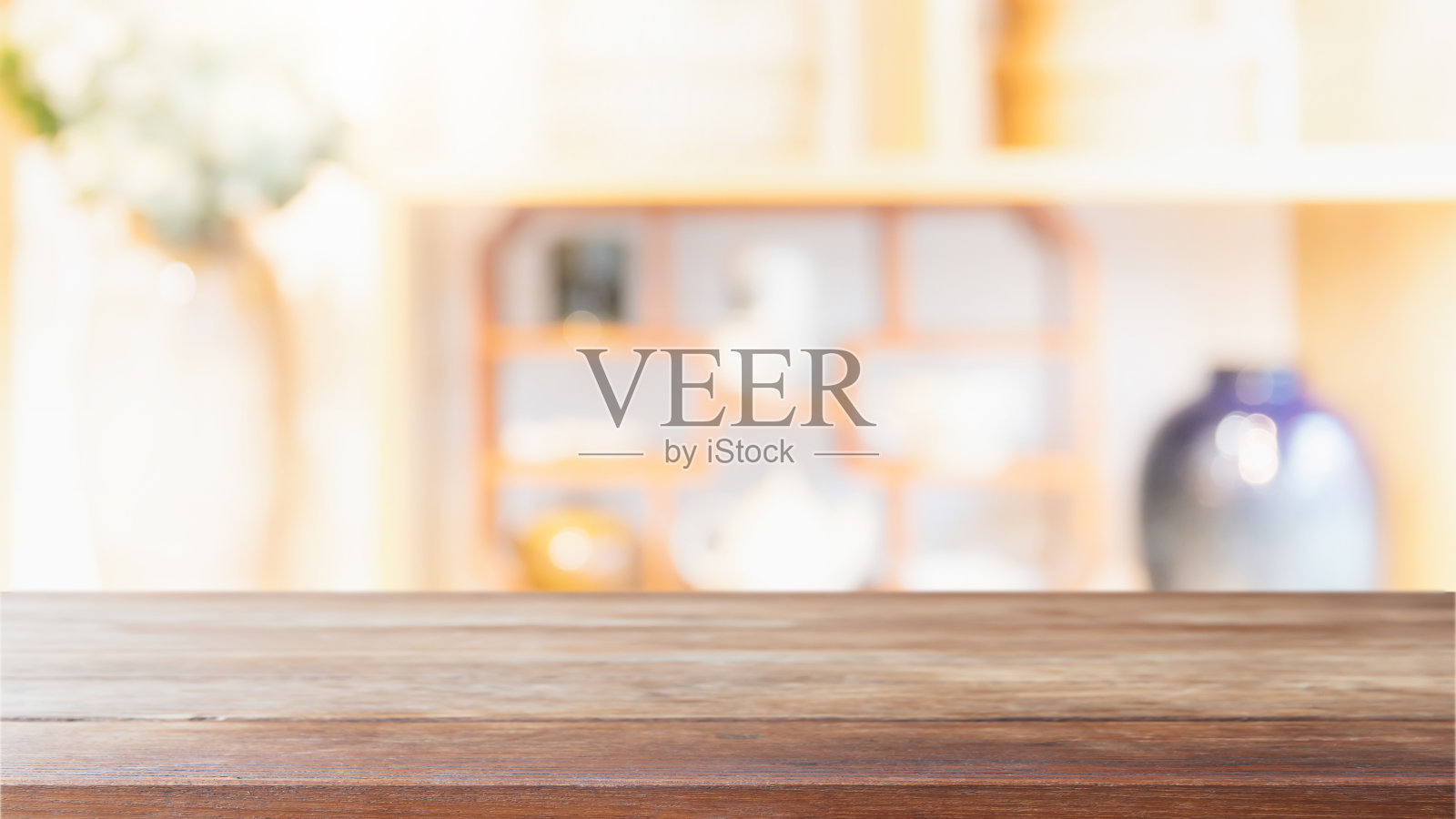 空的木头桌面和模糊的餐厅内部背景-可以用来展示或蒙太奇您的产品。照片摄影图片