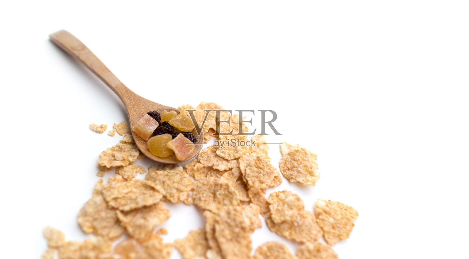 全谷物片，混合浆果和葡萄干的早餐孤立在白色的背景照片摄影图片