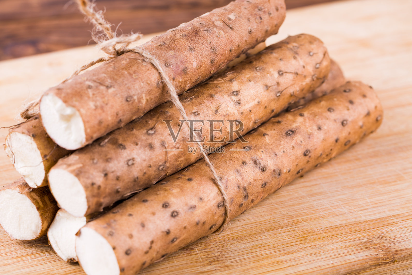 桌上山药的特写。新鲜，食物，健康饮食照片摄影图片