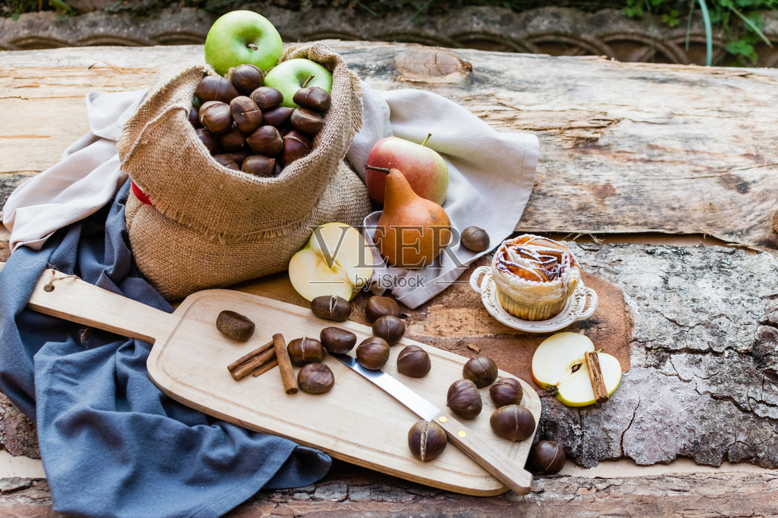 秋天组成栗子、苹果和梨照片摄影图片