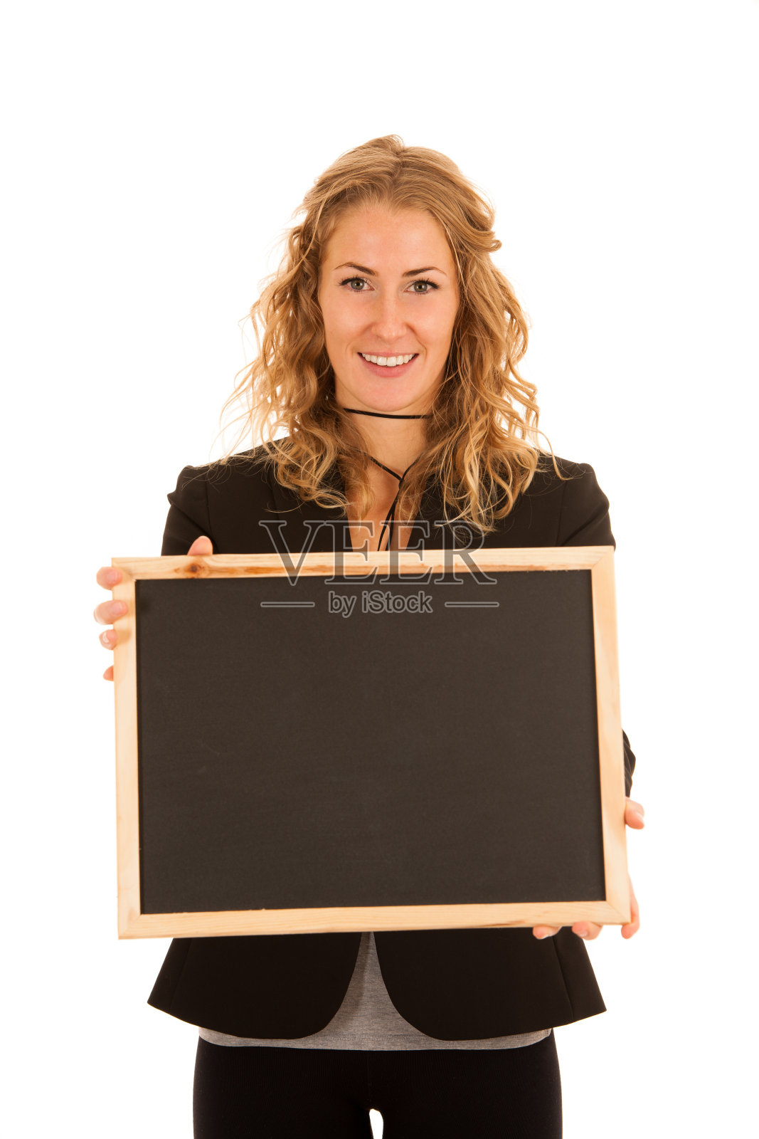 签署董事会。女人拿着大的白色空白卡片。积极的情绪肖像快乐的女孩与长头发。照片摄影图片