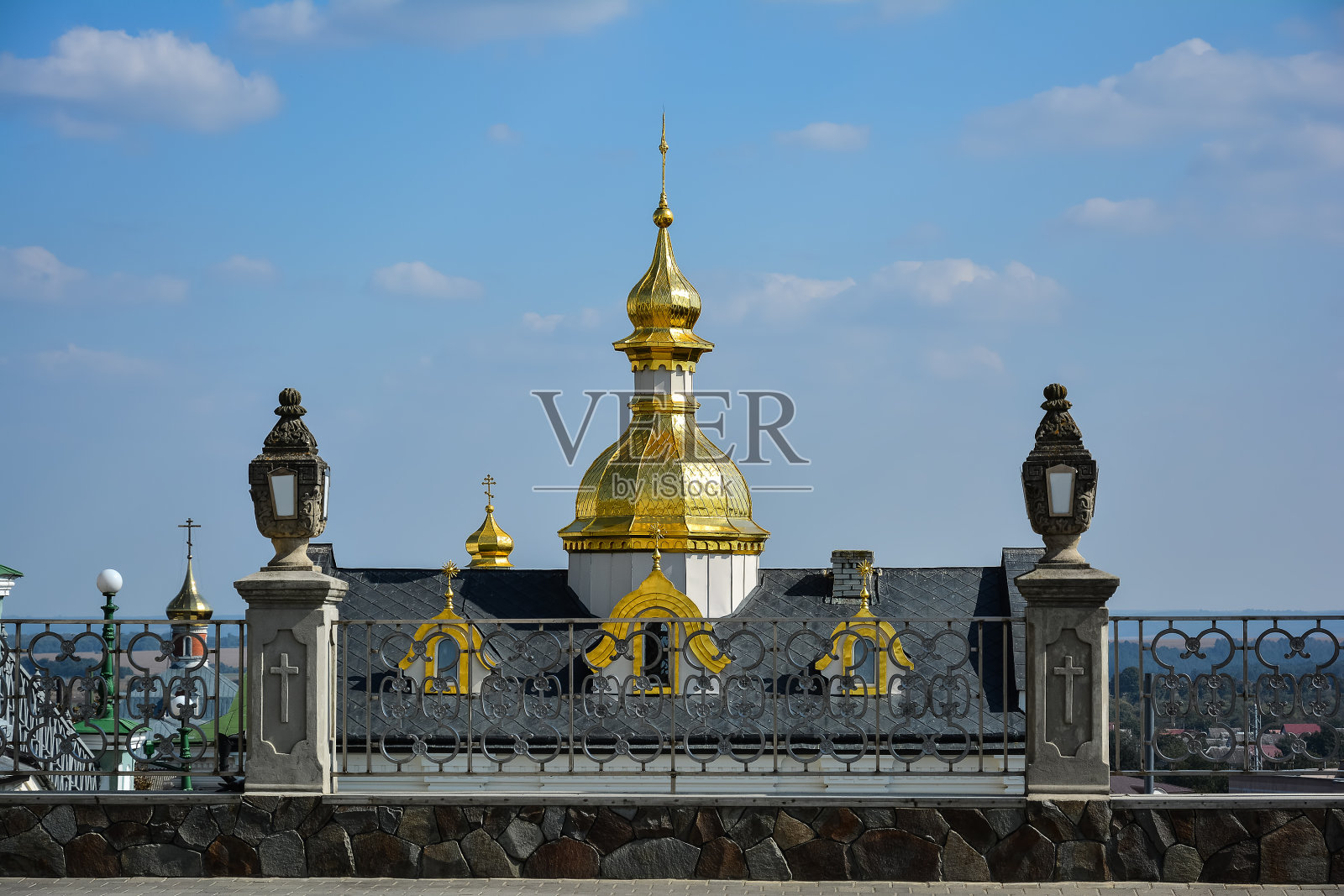 宗教建筑，金色圆顶的东正教大教堂。巨大的宗教情结。来自乌克兰的Pochayiv Lavra。照片摄影图片