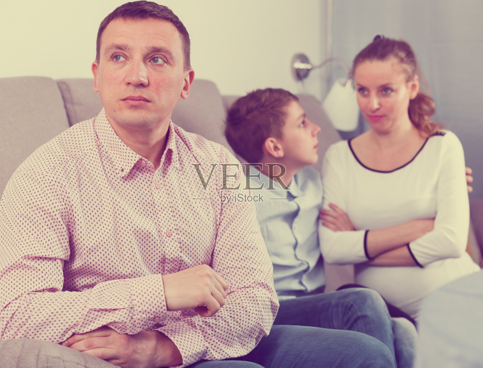 家庭成员争吵照片摄影图片