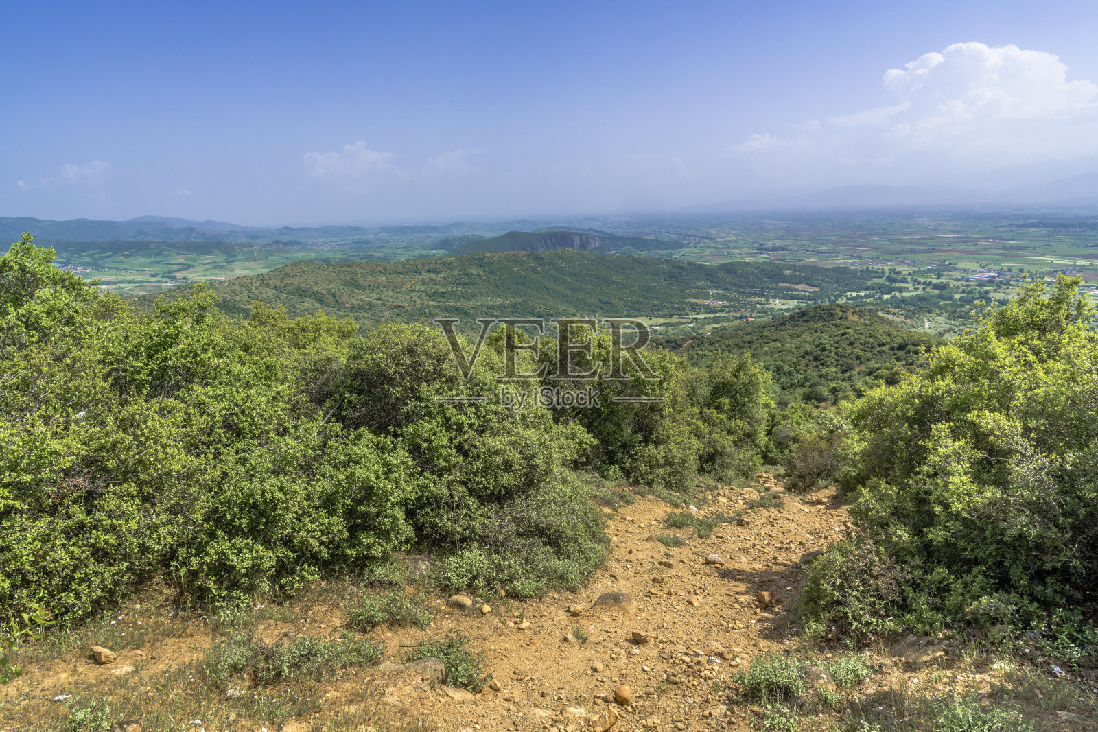 看到绿色的山谷照片摄影图片