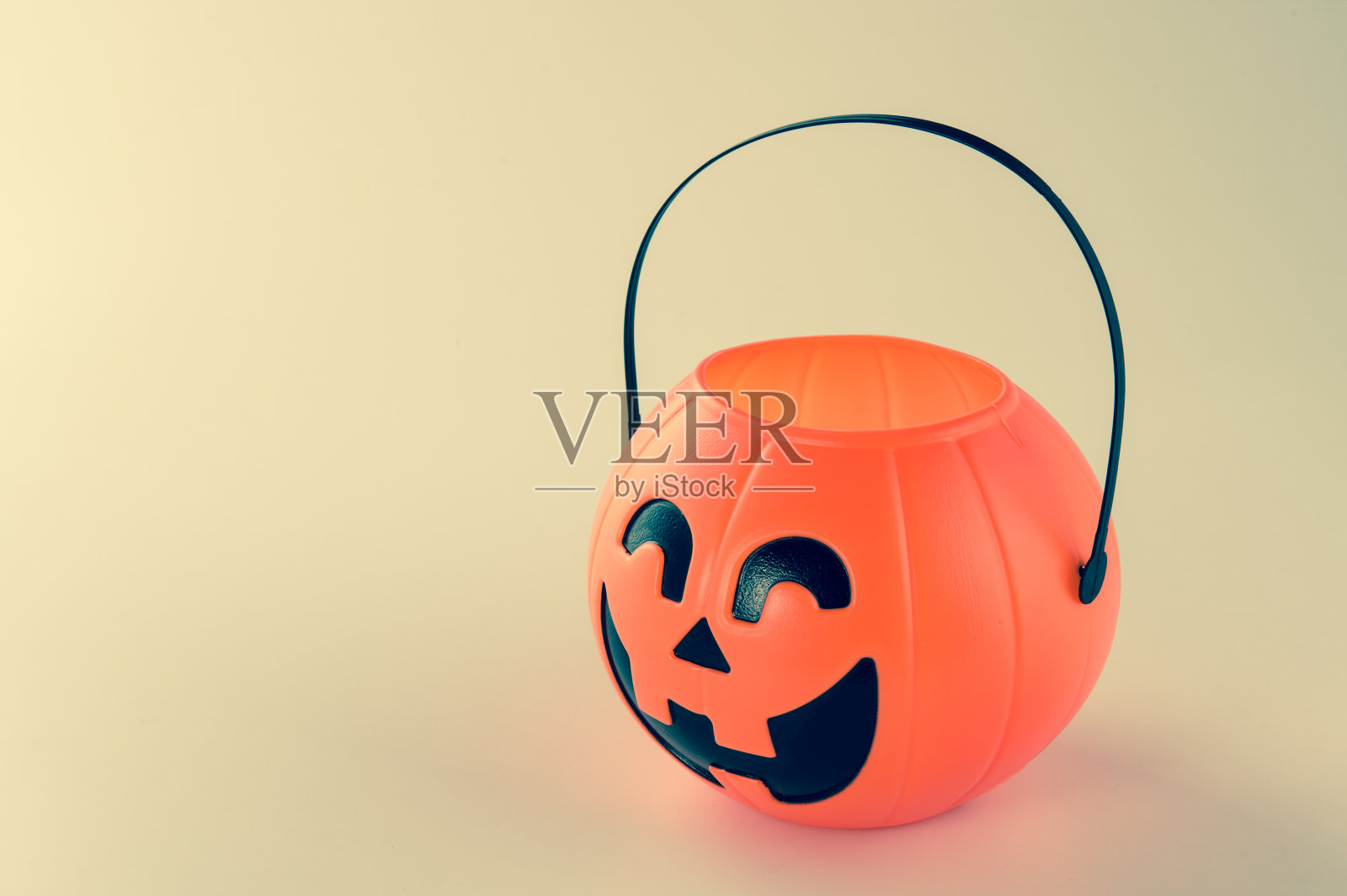 美丽的万圣节装饰trick or treat在白色背景与过滤器，万圣节派对的概念，复制空间(文本空间)，特写，空白的文本照片摄影图片