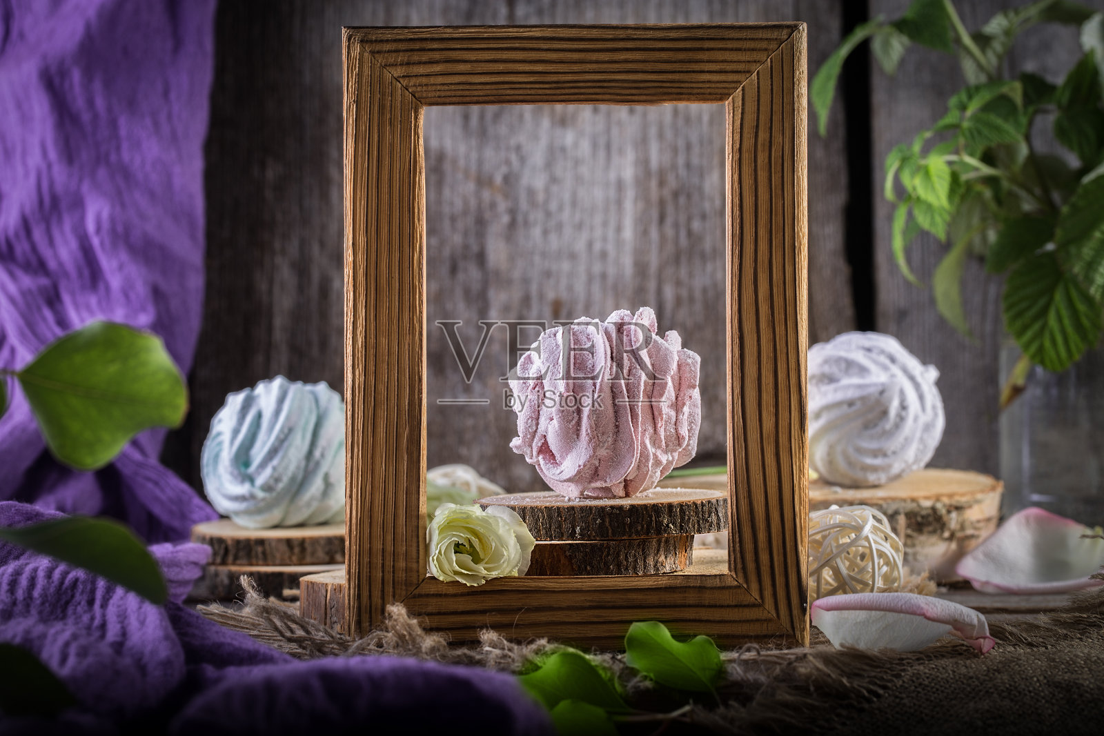 有和风的静物或木框架的蛋白酥照片摄影图片