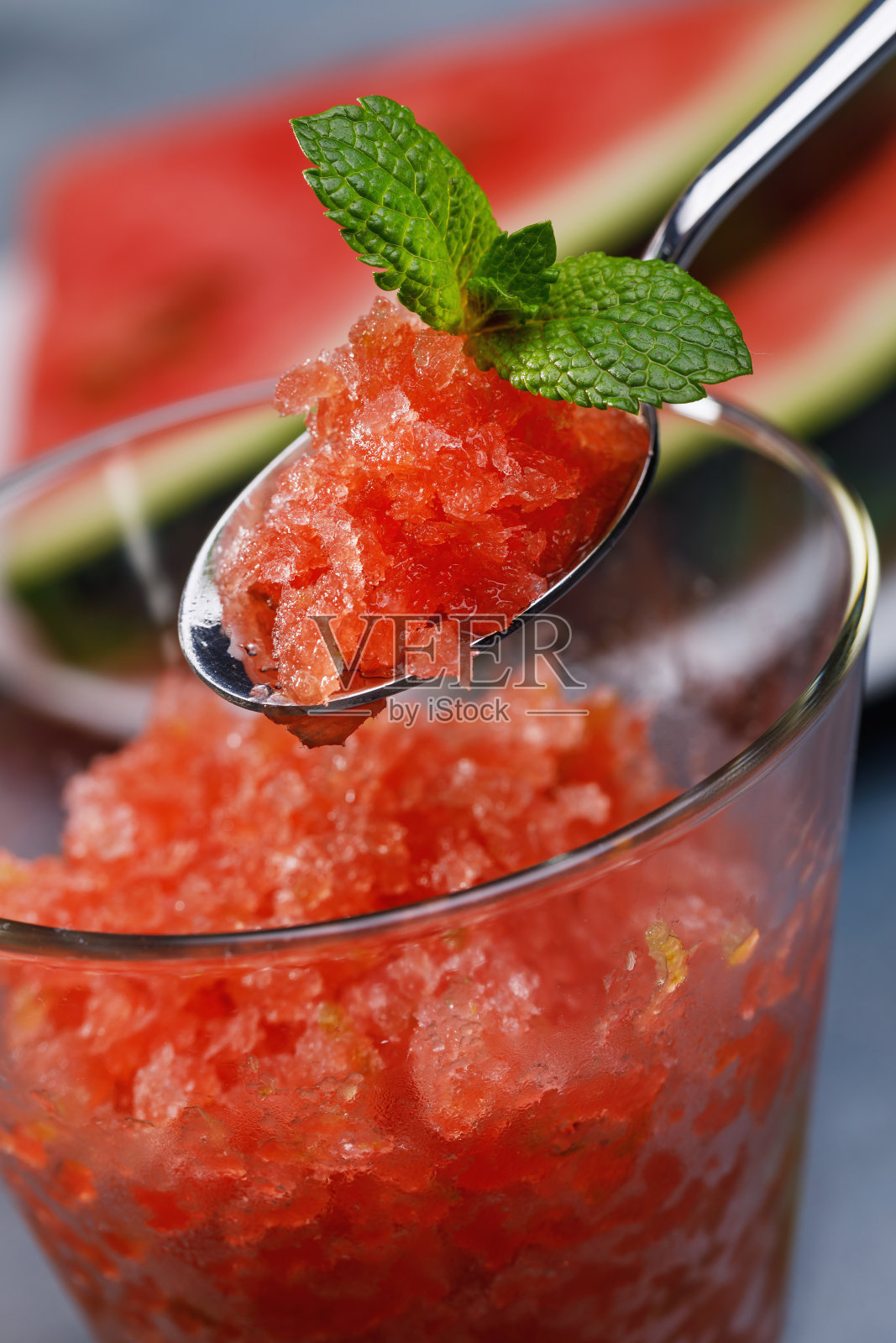 新鲜的西瓜和酸橙花岗岩，特写照片摄影图片