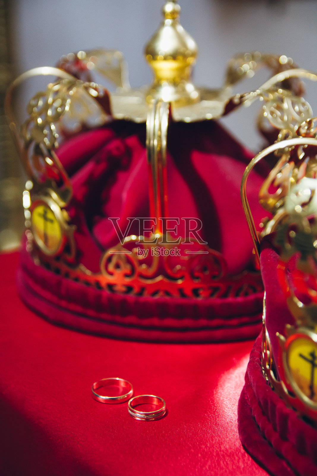 东正教的戒指和王冠照片摄影图片