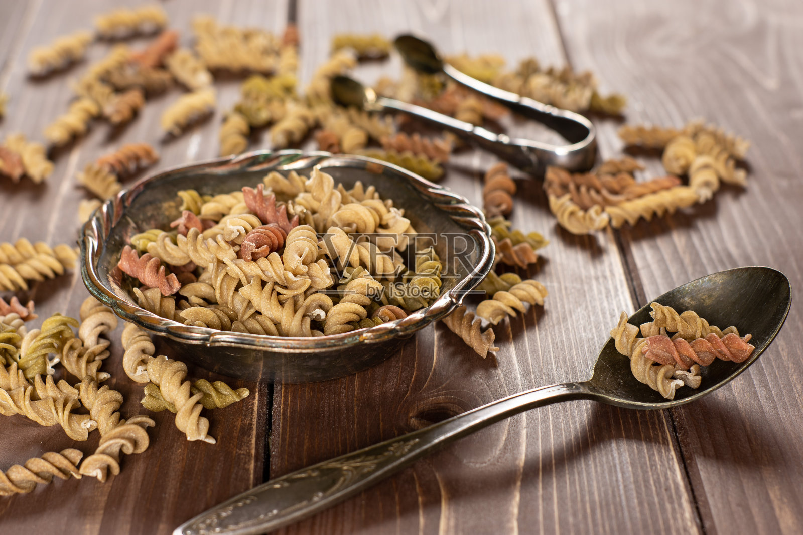 棕色木头上的生意大利面照片摄影图片