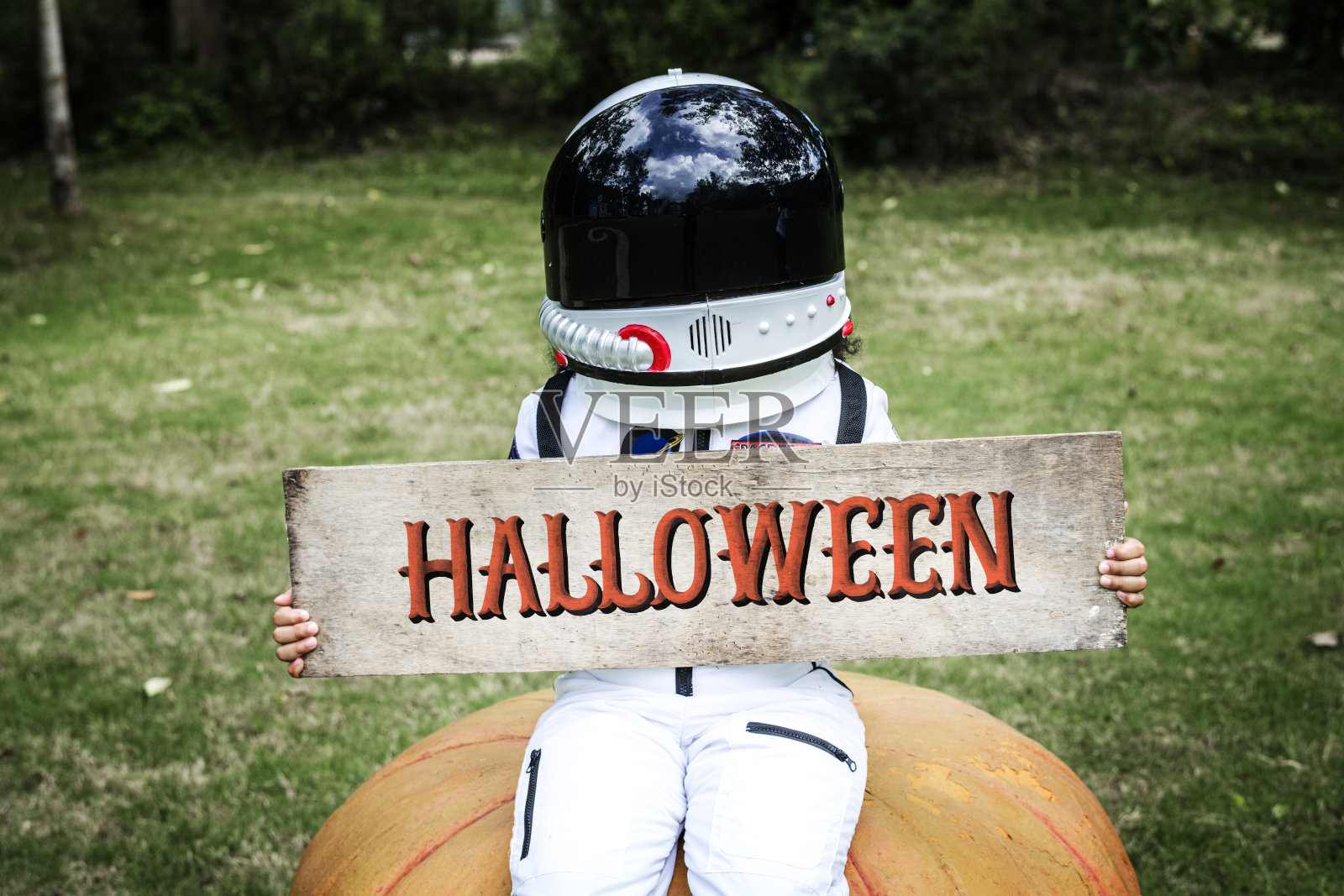 小女孩为万圣节打扮照片摄影图片