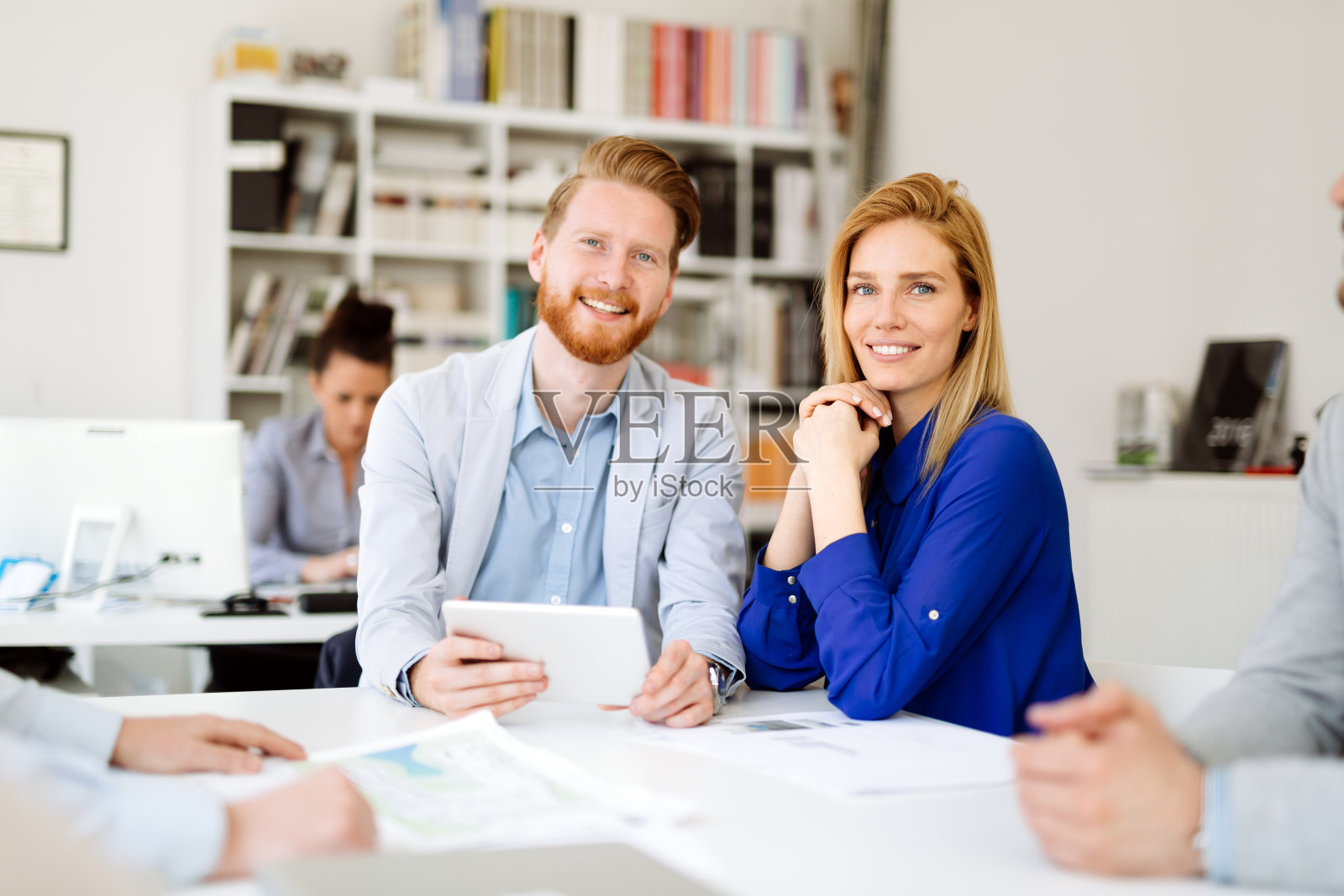 一组商务人员作为团队在办公室工作照片摄影图片