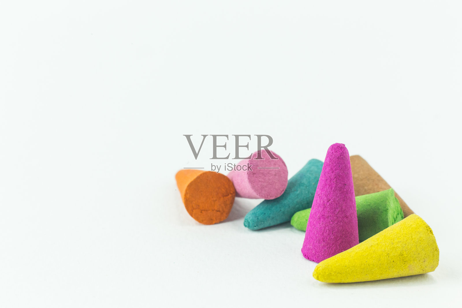 以羽毛为背景的香筒。照片摄影图片