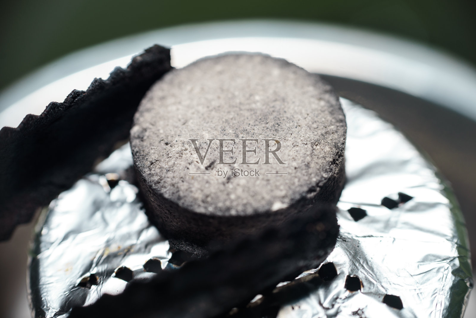 特写：带热煤的水烟照片摄影图片