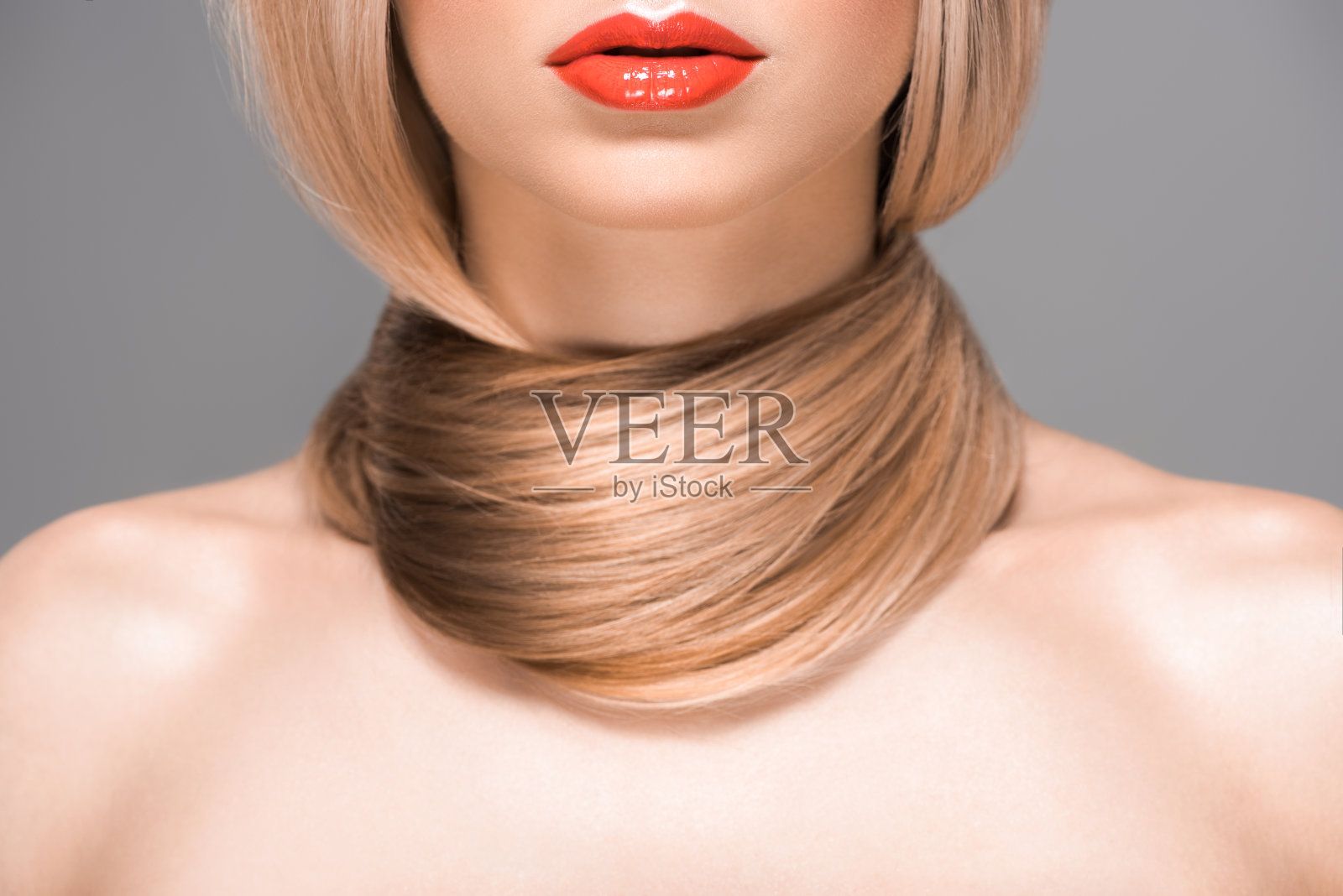 剪短的女孩与长光滑的头发周围的颈部孤立在灰色照片摄影图片