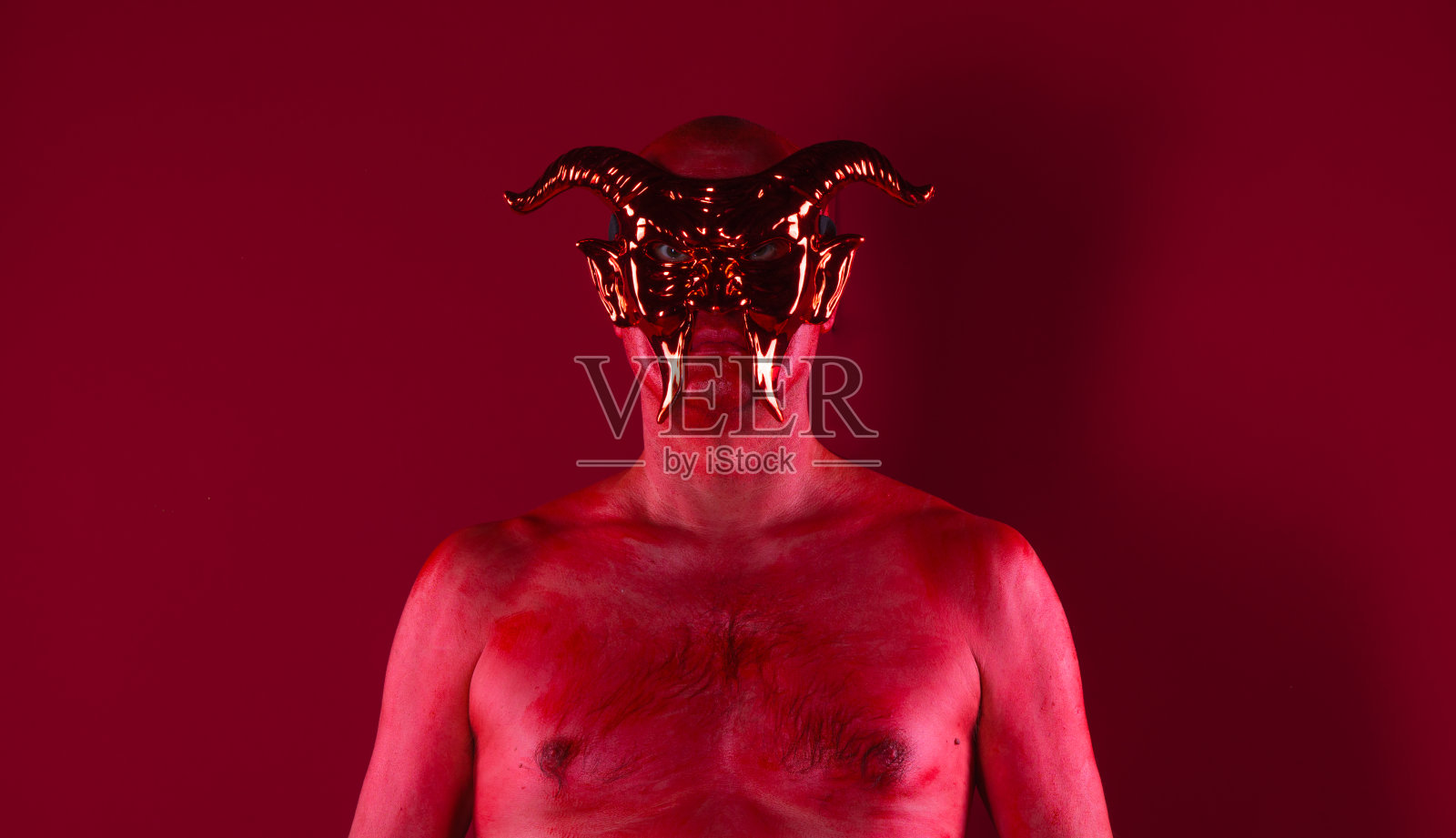 一个戴着魔鬼面具的人照片摄影图片