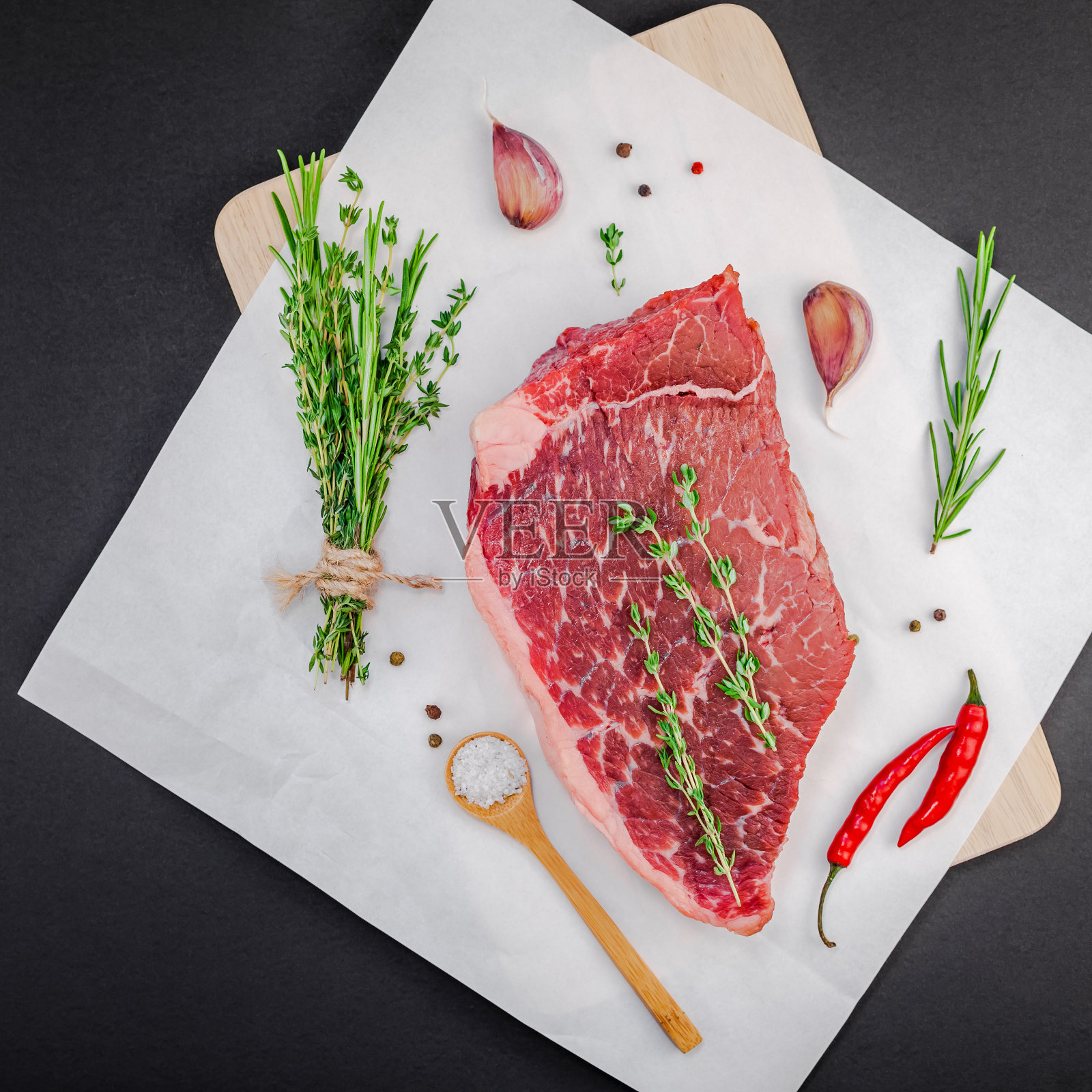 新鲜牛柳与配料烹调照片摄影图片