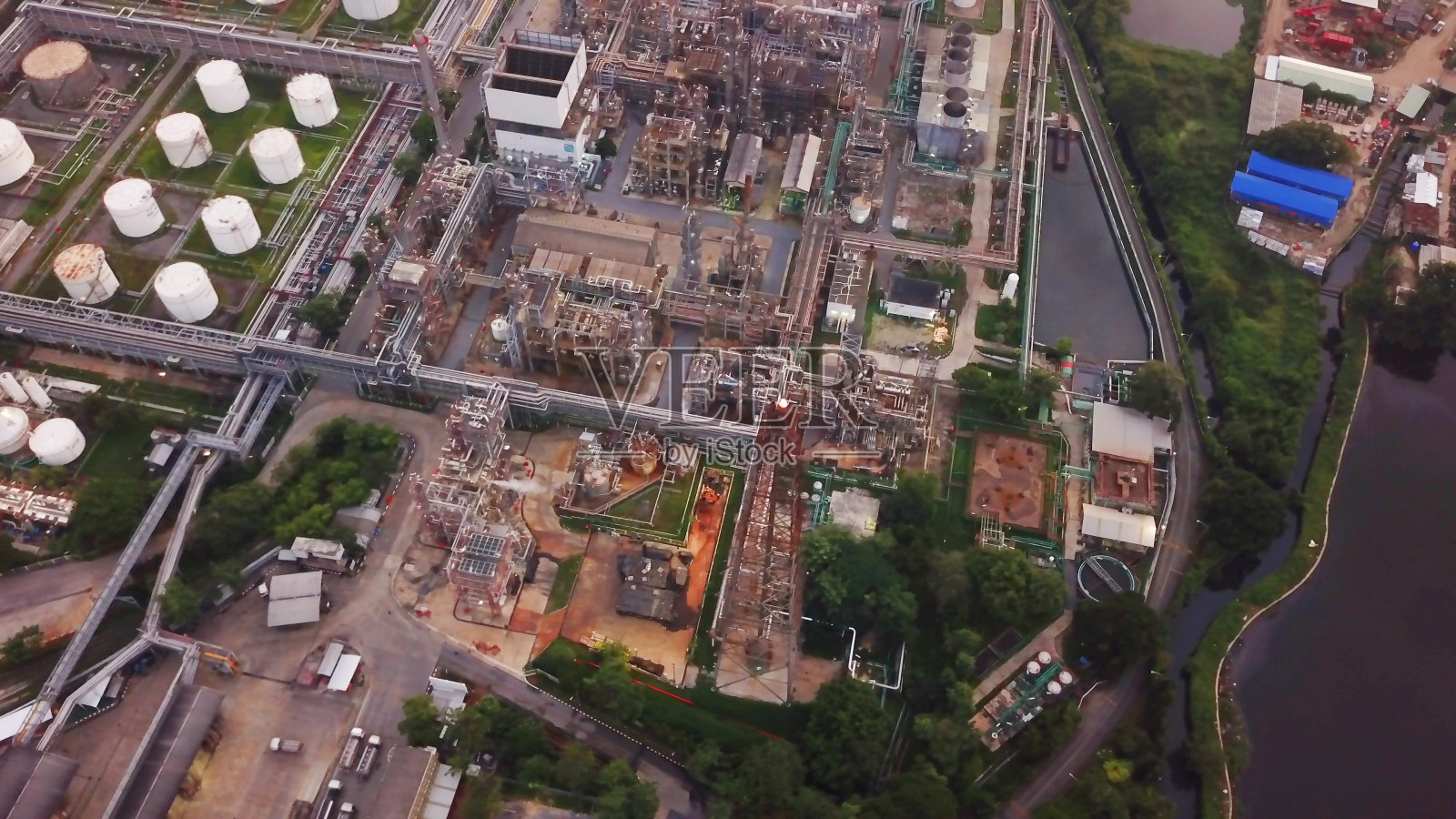 鸟瞰图石油的炼油厂在工业工程概念。石油和天然气储罐工业。现代化工厂照片摄影图片