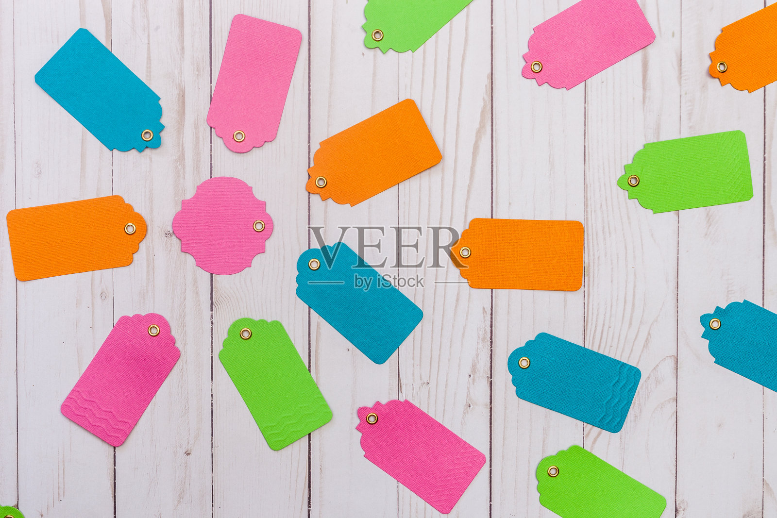 收集丰富多彩的销售标签在乡村木制背景照片摄影图片