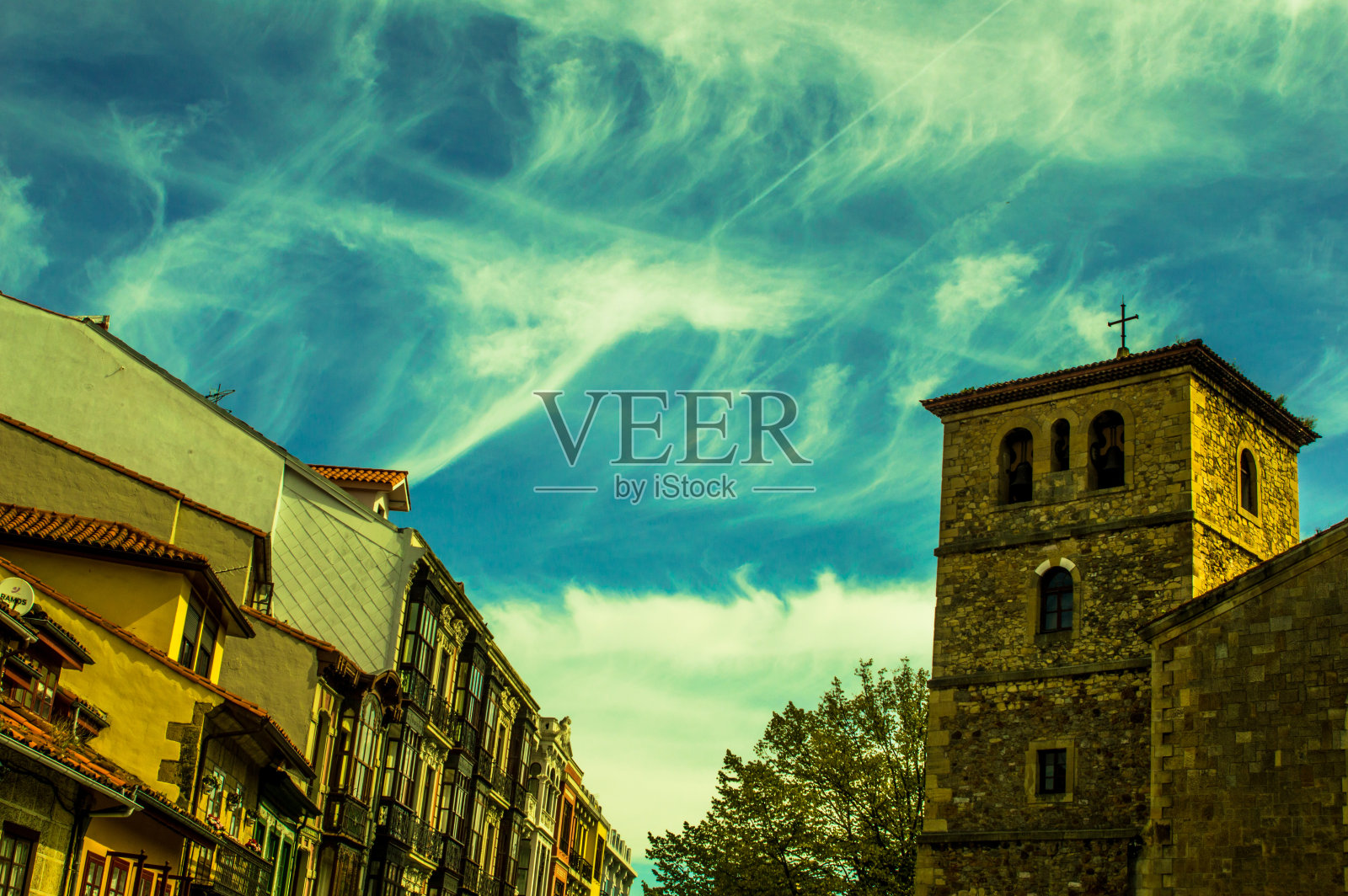 阿斯图里亚斯(西班牙)的一座大教堂，天空多云。照片摄影图片