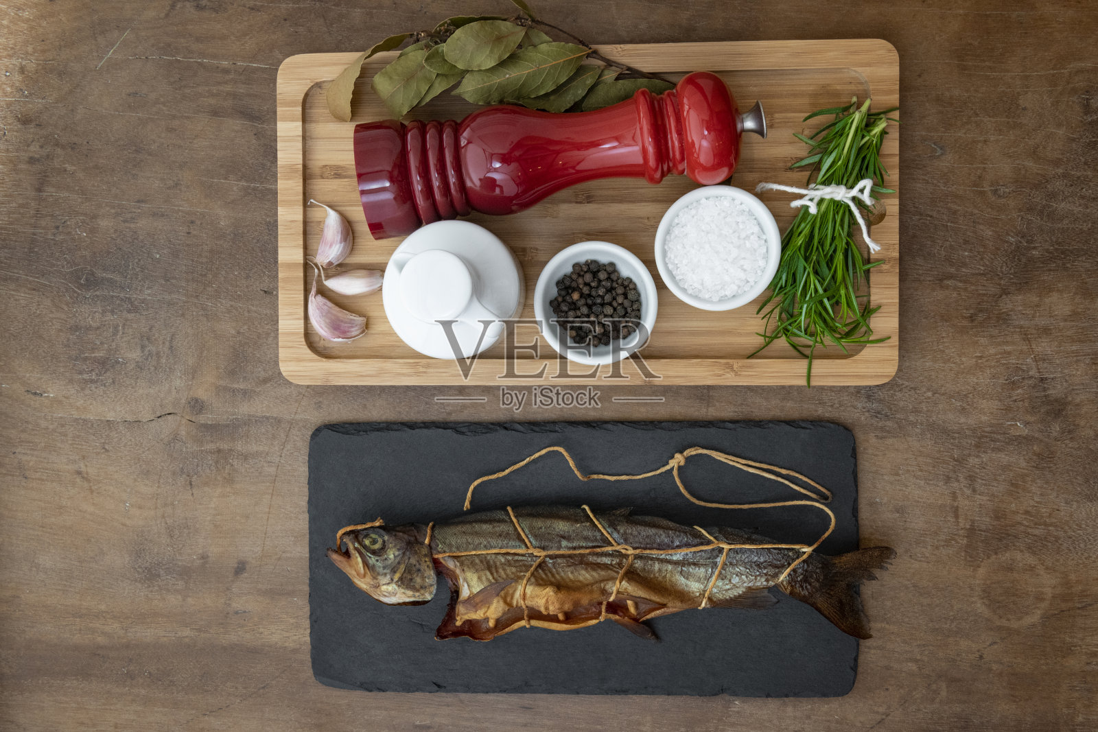 烟熏鳟鱼和香料托盘照片摄影图片